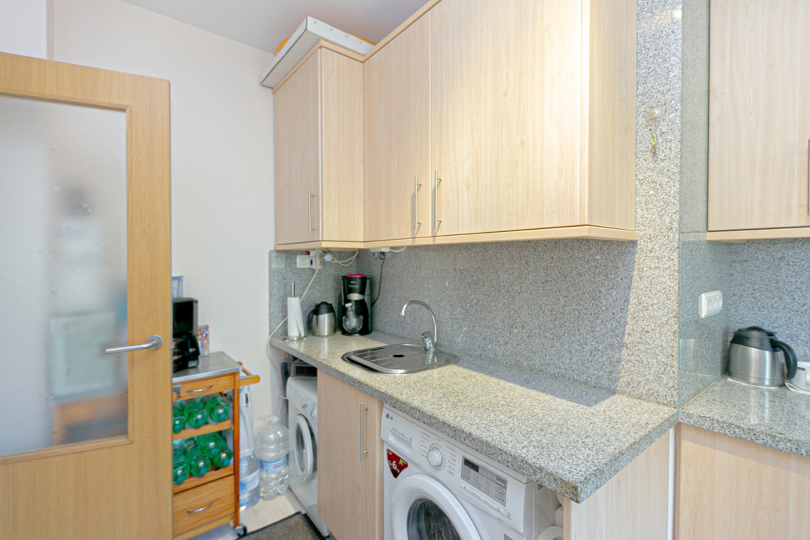 Diese makellose Wohnung im ersten Stock besticht durch ihr modernes Design, hochwertige Ausstattungen und ihren ausgezeichneten Erhaltungszustand – e