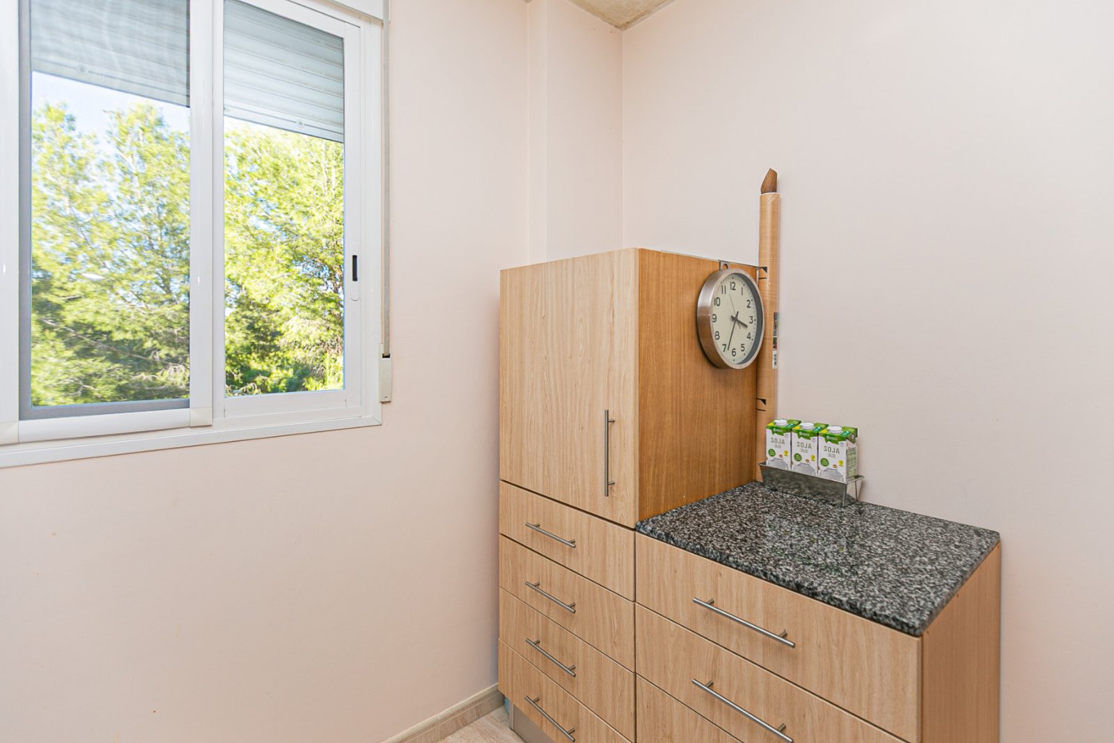 Diese makellose Wohnung im ersten Stock besticht durch ihr modernes Design, hochwertige Ausstattungen und ihren ausgezeichneten Erhaltungszustand – e