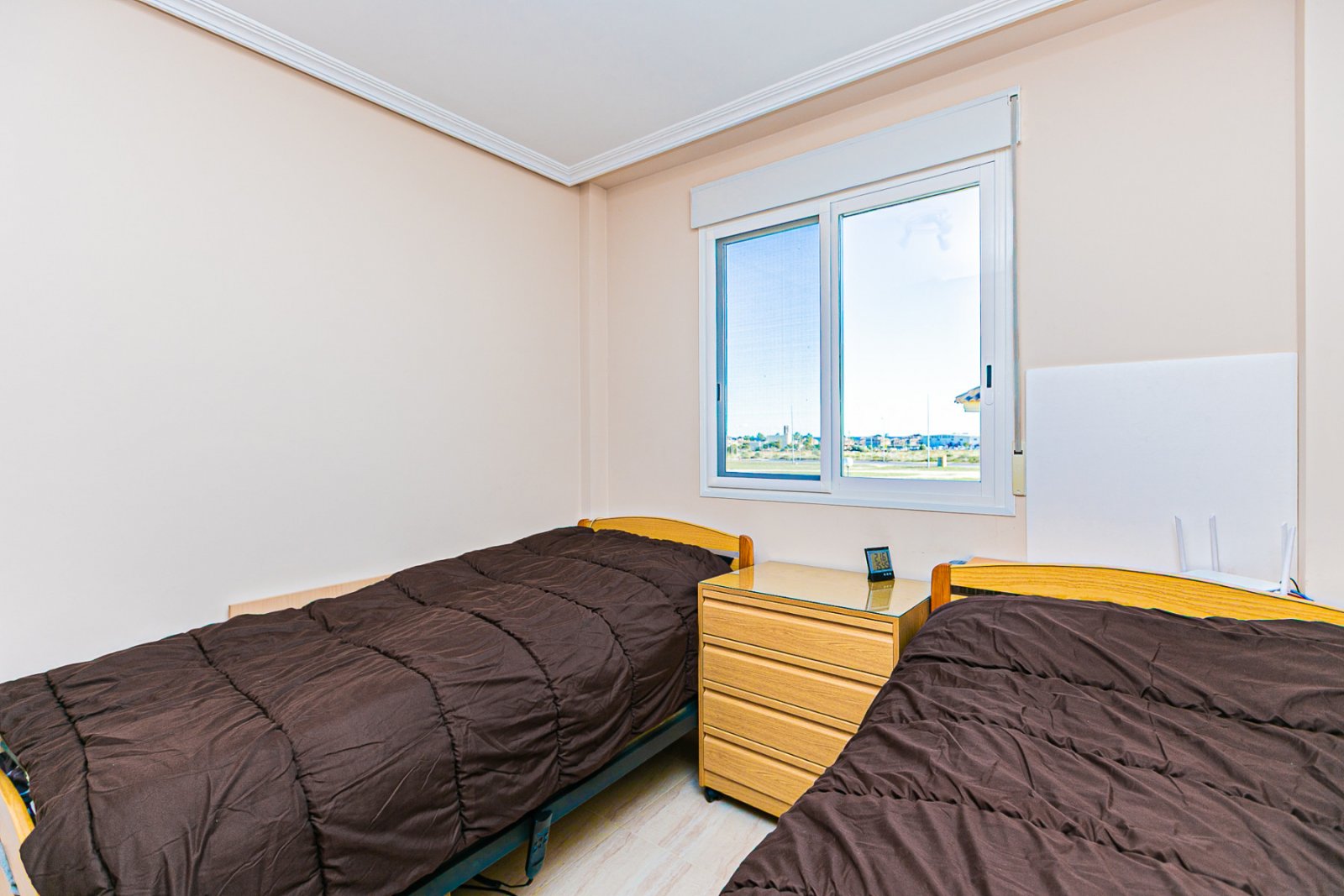 Diese makellose Wohnung im ersten Stock besticht durch ihr modernes Design, hochwertige Ausstattungen und ihren ausgezeichneten Erhaltungszustand – e