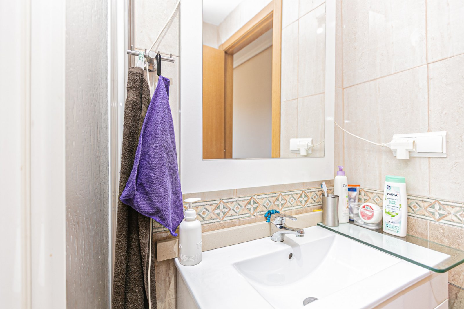 Diese makellose Wohnung im ersten Stock besticht durch ihr modernes Design, hochwertige Ausstattungen und ihren ausgezeichneten Erhaltungszustand – e