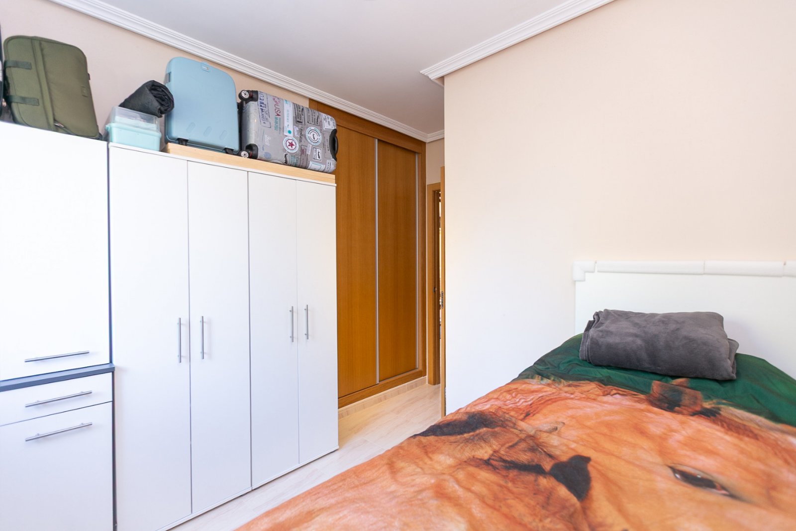 Diese makellose Wohnung im ersten Stock besticht durch ihr modernes Design, hochwertige Ausstattungen und ihren ausgezeichneten Erhaltungszustand – e