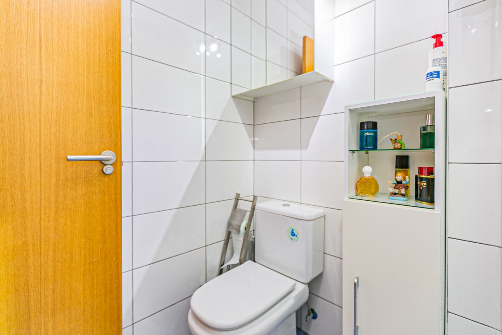 Diese makellose Wohnung im ersten Stock besticht durch ihr modernes Design, hochwertige Ausstattungen und ihren ausgezeichneten Erhaltungszustand – e