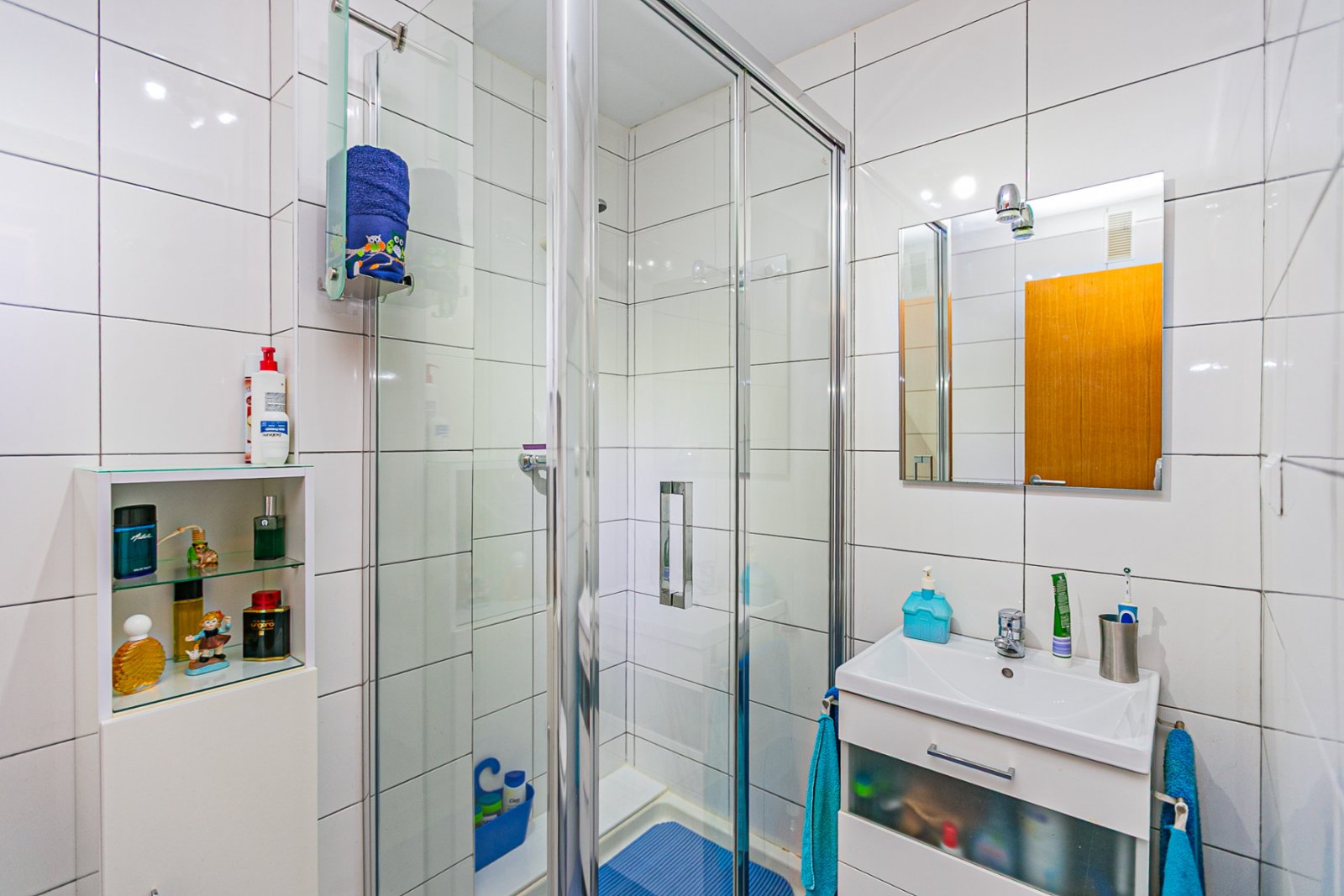 Diese makellose Wohnung im ersten Stock besticht durch ihr modernes Design, hochwertige Ausstattungen und ihren ausgezeichneten Erhaltungszustand – e