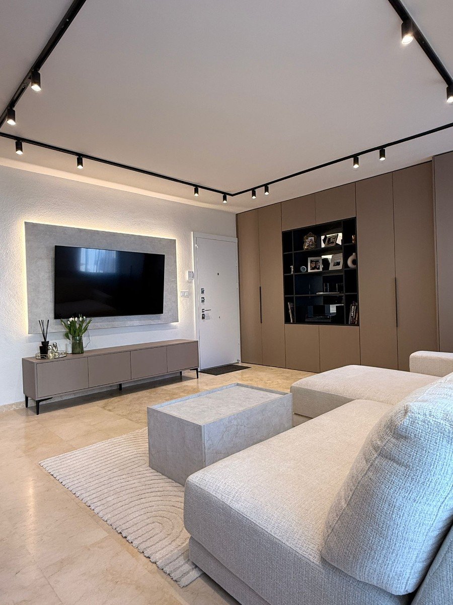   This beautifully renovated and fully furnished 138m² apartment offers spacious, modern living with high-quality finishes throughout. Designed for co
