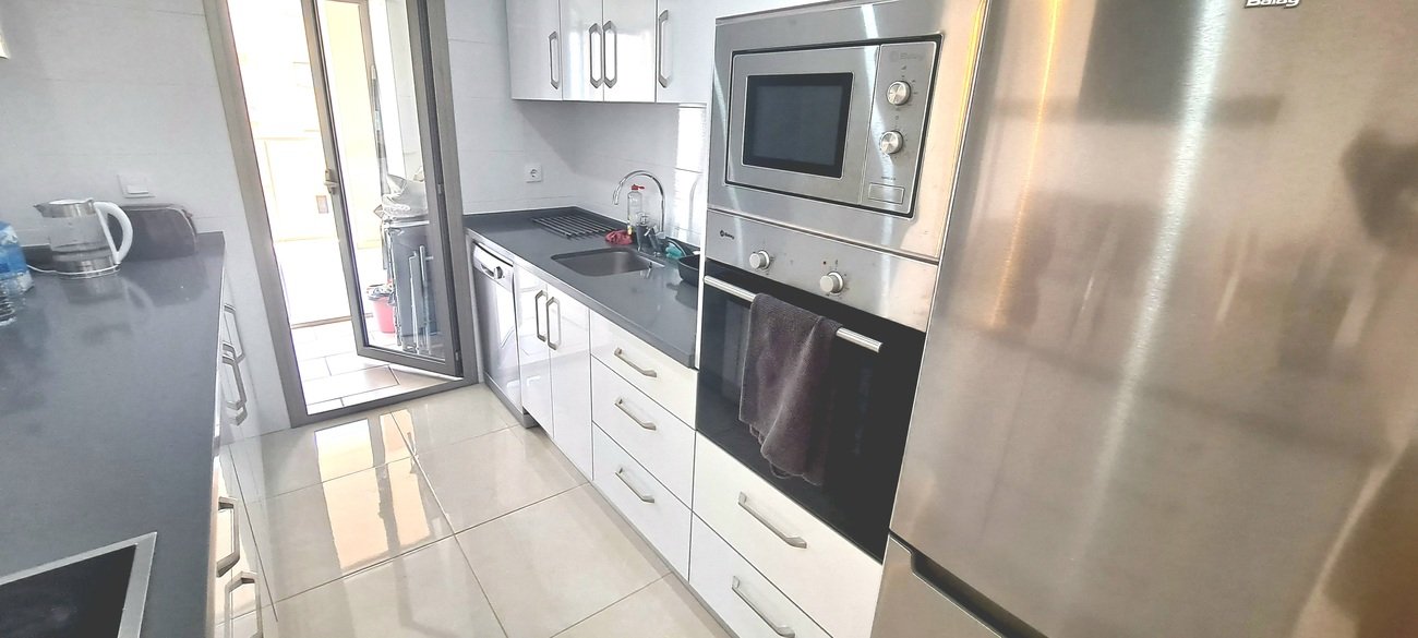 Treten Sie ein in diese wunderschön präsentierte Wohnung im zweiten Stock im begehrten Viertel Los Dolses, die Komfort, Stil und mediterranes Lebensg