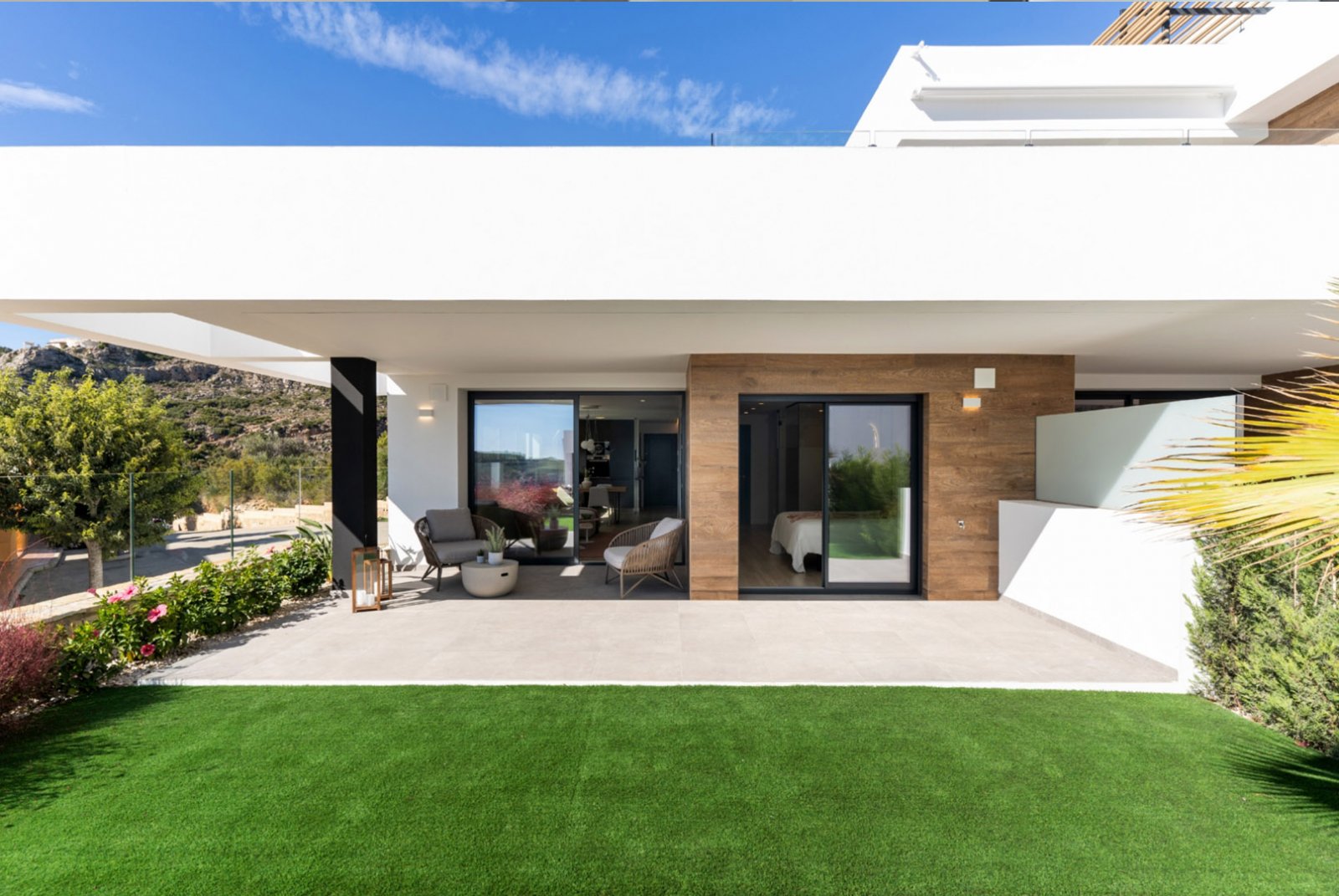 In der exklusiven Gegend von Cumbre del Sol gelegen, bietet diese Wohnanlage eine Auswahl von 11 Immobilien, darunter Apartments, Erdgeschosse und Pe