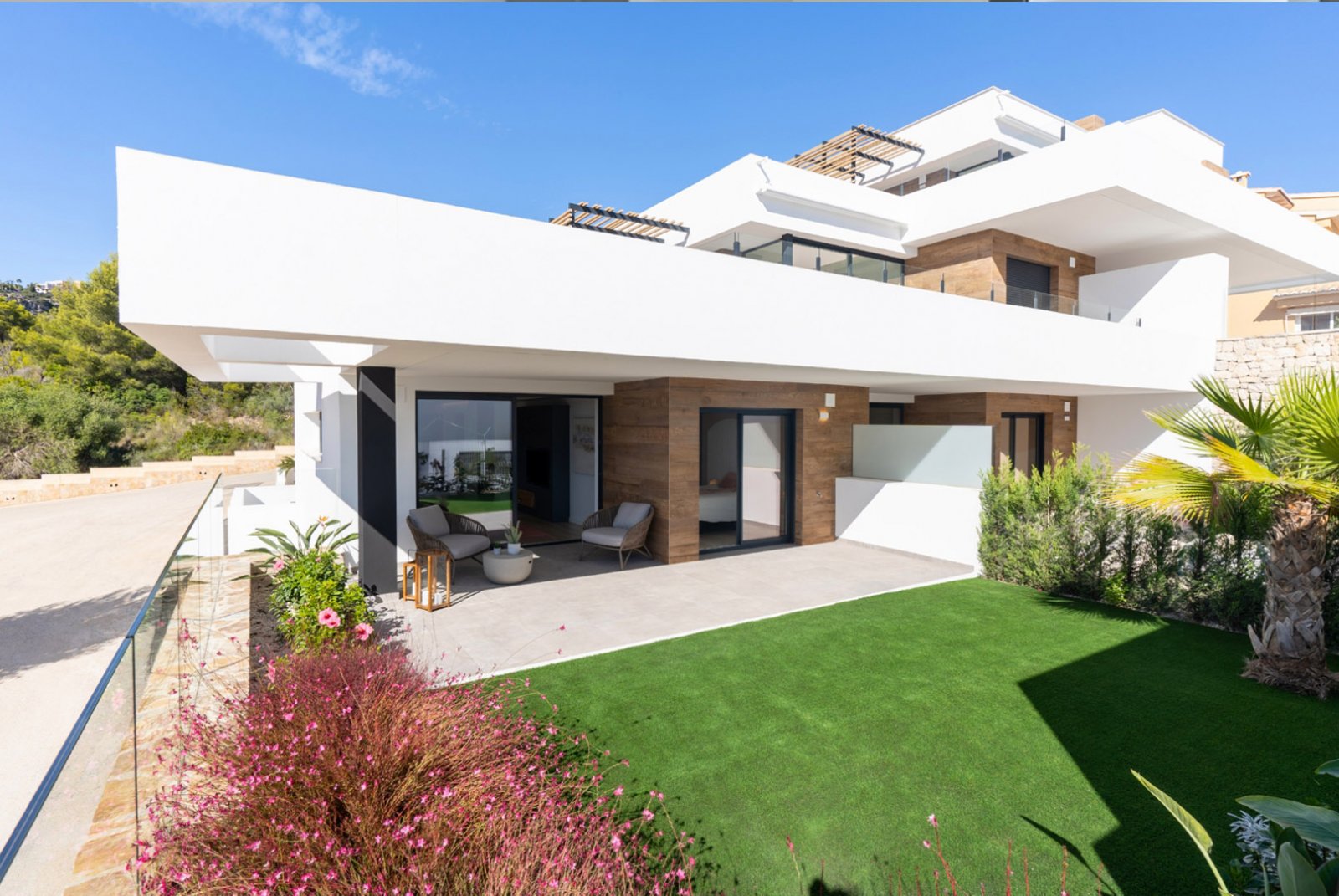 In der exklusiven Gegend von Cumbre del Sol gelegen, bietet diese Wohnanlage eine Auswahl von 11 Immobilien, darunter Apartments, Erdgeschosse und Pe