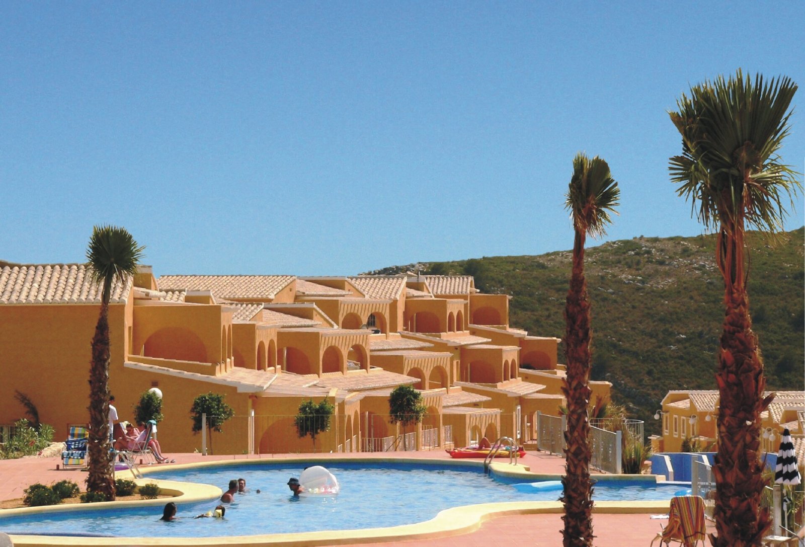 In der exklusiven Gegend von Cumbre del Sol gelegen, bietet diese Wohnanlage eine Auswahl von 11 Immobilien, darunter Apartments, Erdgeschosse und Pe