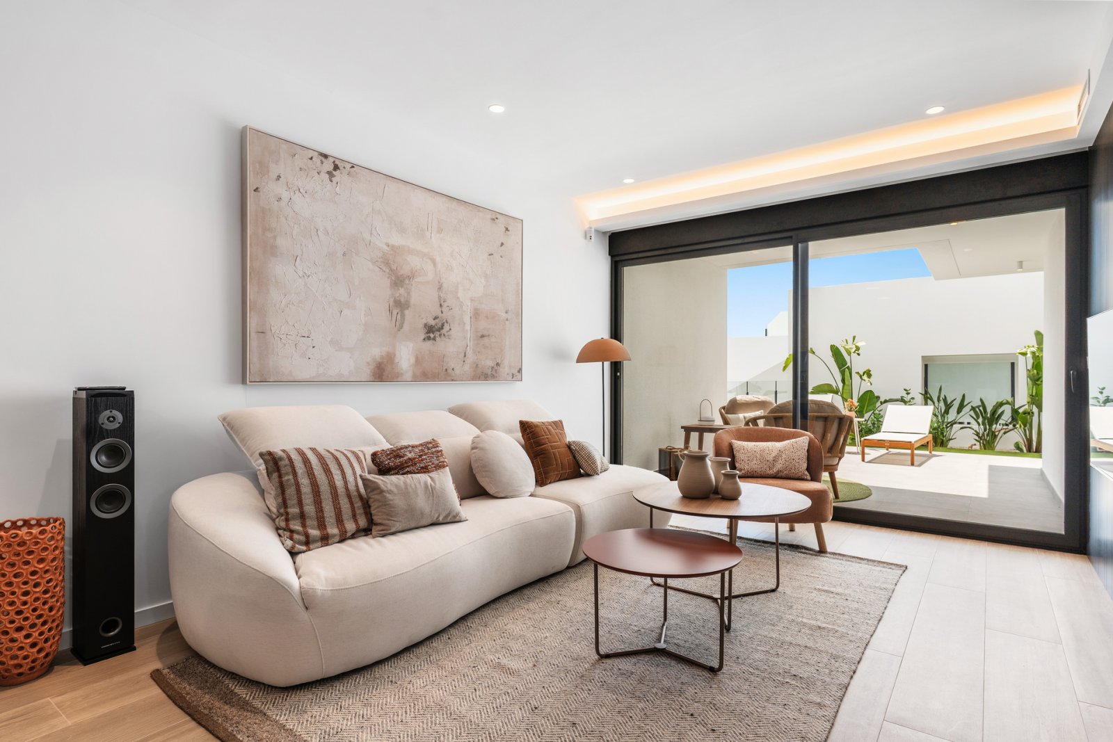 In der exklusiven Gegend von Cumbre del Sol gelegen, bietet diese Wohnanlage eine Auswahl von 11 Immobilien, darunter Apartments, Erdgeschosse und Pe