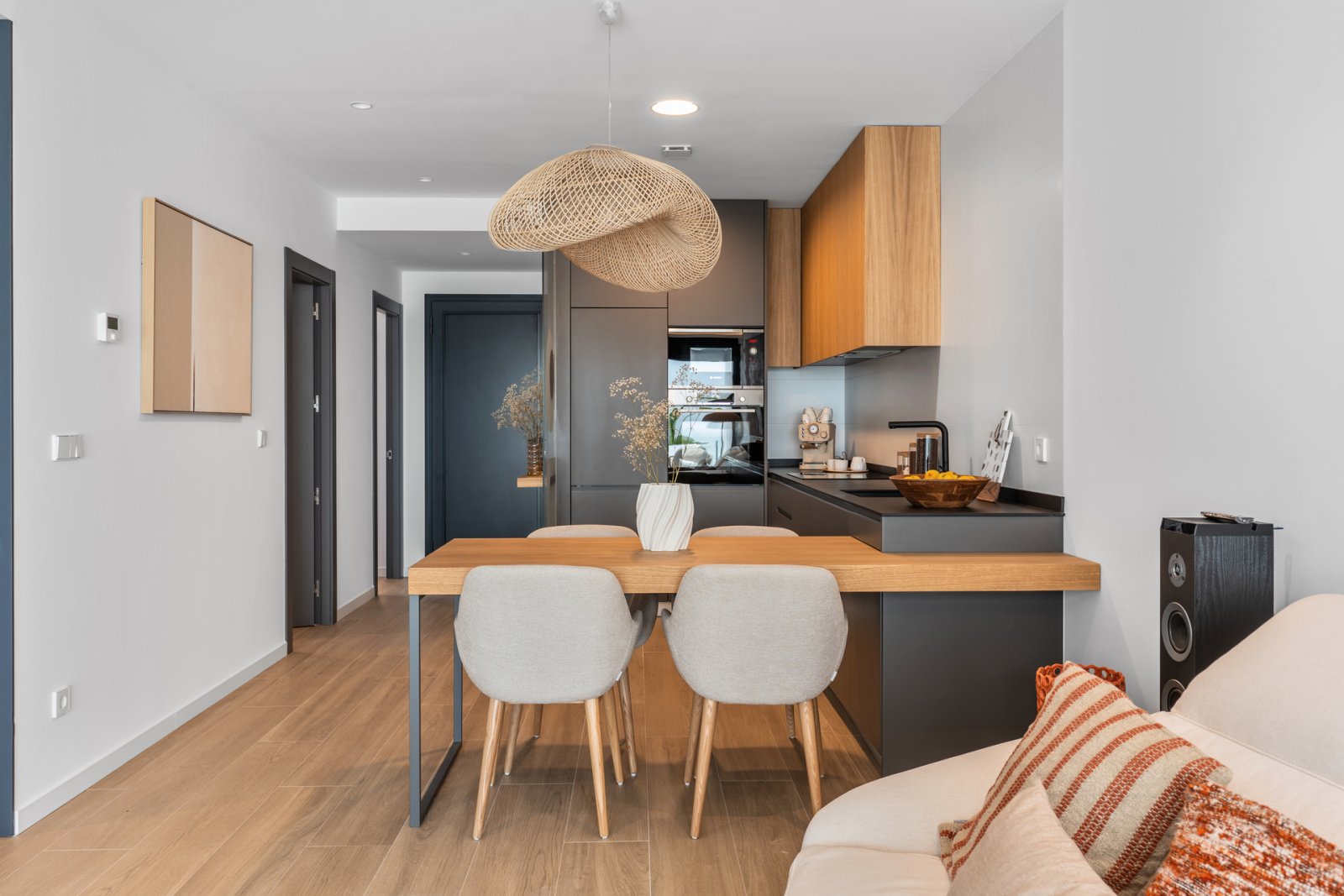 In der exklusiven Gegend von Cumbre del Sol gelegen, bietet diese Wohnanlage eine Auswahl von 11 Immobilien, darunter Apartments, Erdgeschosse und Pe