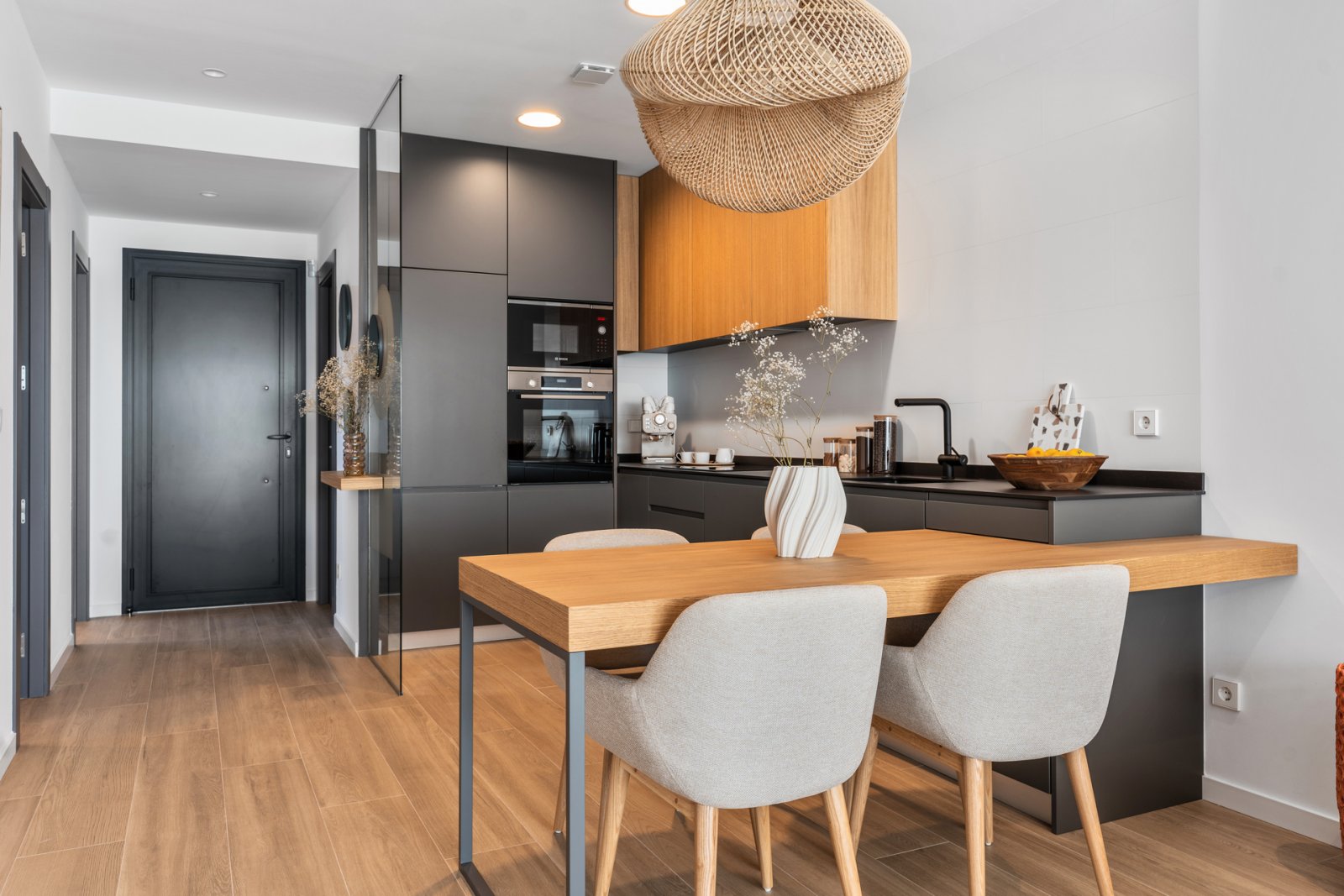 In der exklusiven Gegend von Cumbre del Sol gelegen, bietet diese Wohnanlage eine Auswahl von 11 Immobilien, darunter Apartments, Erdgeschosse und Pe