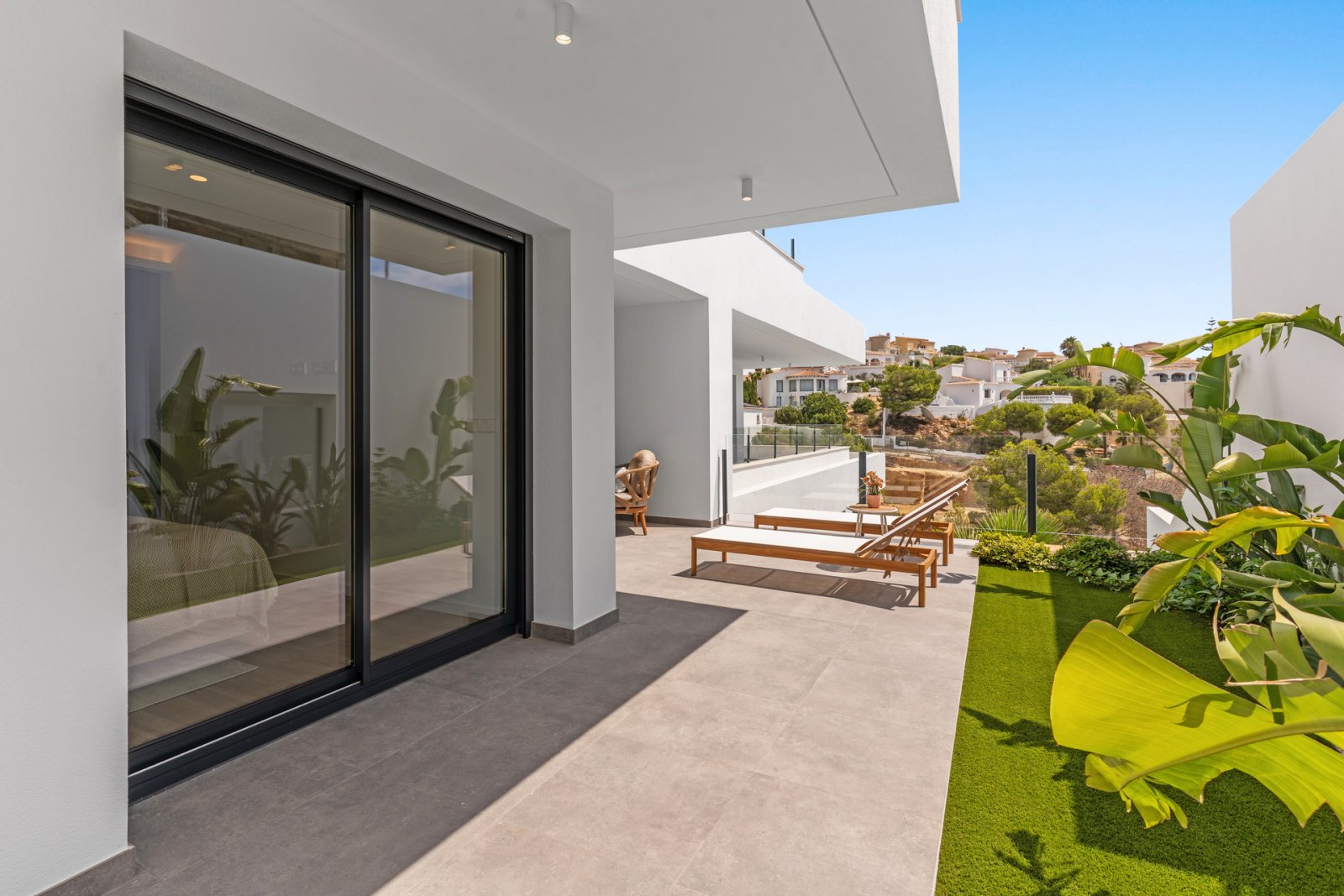 In der exklusiven Gegend von Cumbre del Sol gelegen, bietet diese Wohnanlage eine Auswahl von 11 Immobilien, darunter Apartments, Erdgeschosse und Pe