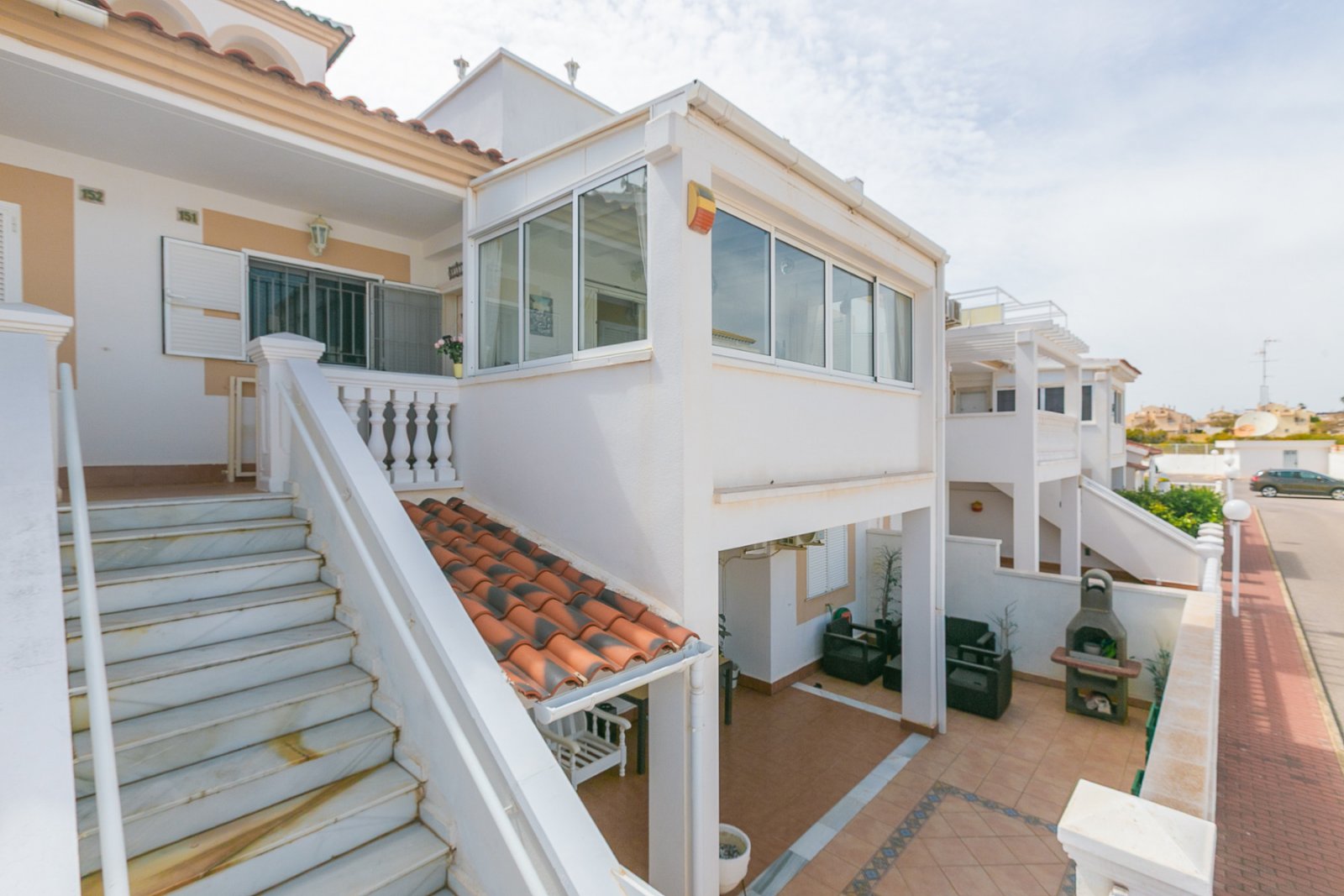 Wir präsentieren Ihnen dieses fantastische Bungalow in der obersten Etage im exklusiven, geschlossenen Wohnkomplex Zeniamar III, einer der gefragtest