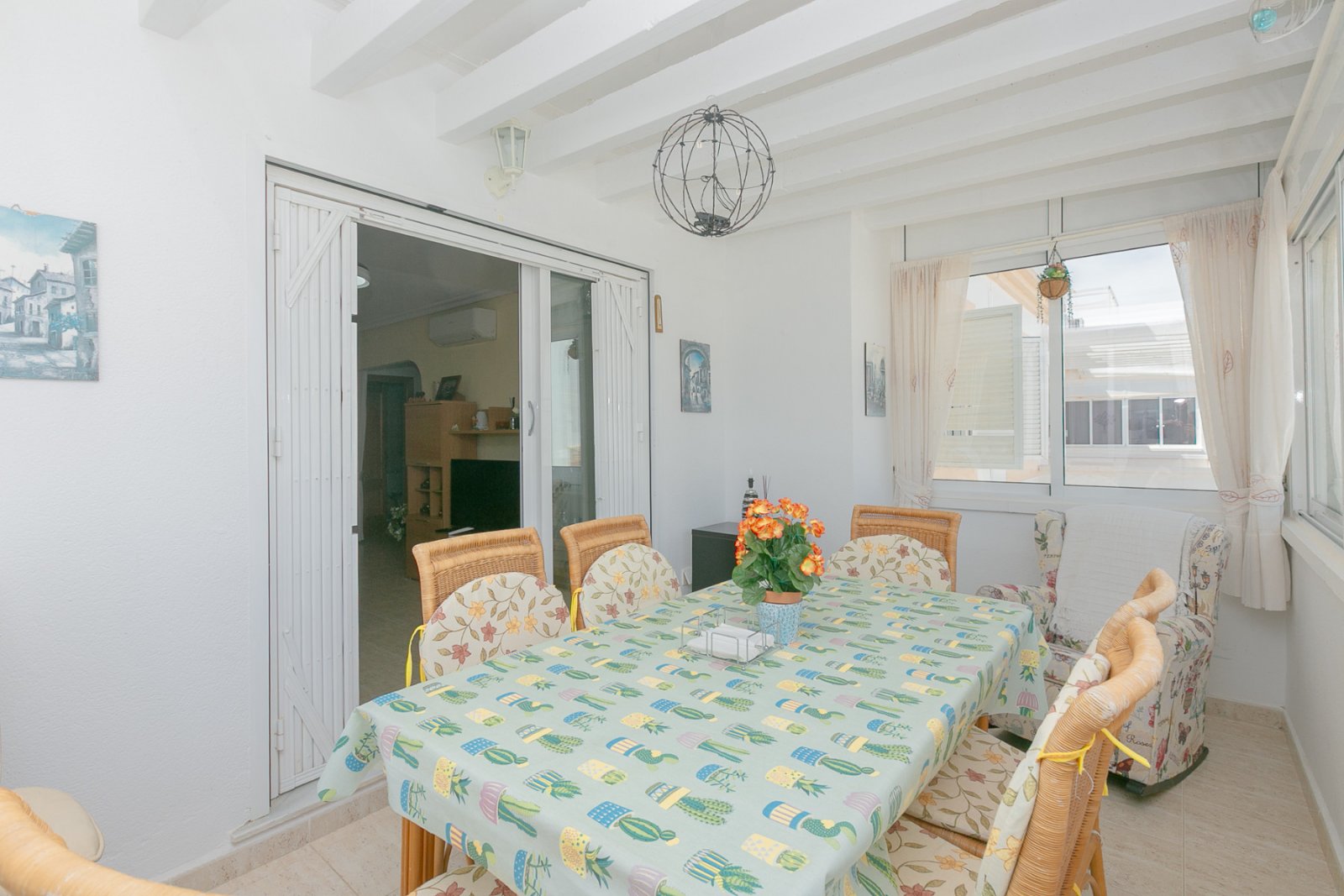 Wir präsentieren Ihnen dieses fantastische Bungalow in der obersten Etage im exklusiven, geschlossenen Wohnkomplex Zeniamar III, einer der gefragtest