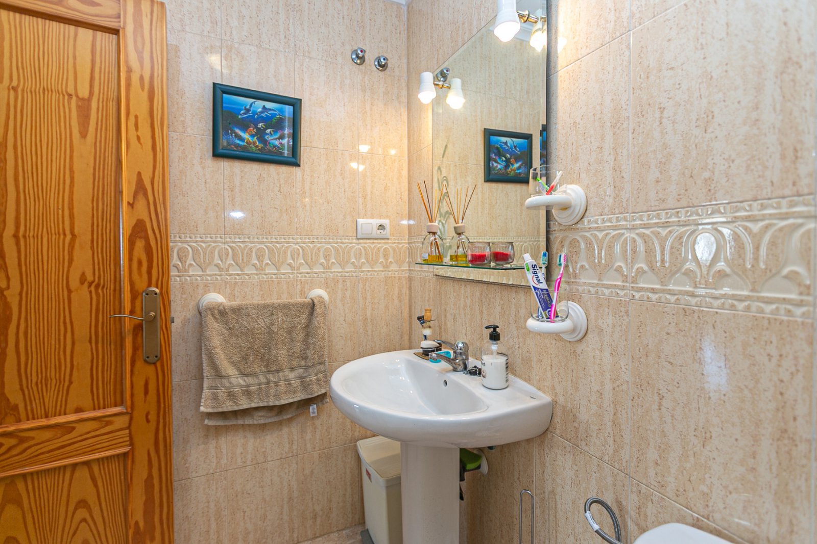 Wir präsentieren Ihnen dieses fantastische Bungalow in der obersten Etage im exklusiven, geschlossenen Wohnkomplex Zeniamar III, einer der gefragtest
