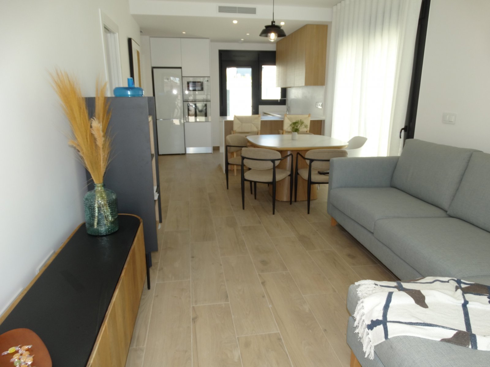 Im charmanten Ort Pilar de la Horadada gelegen, bietet diese Wohnanlage eine Auswahl von 20 Bungalows, die Komfort und Funktionalität bieten. Die Typ