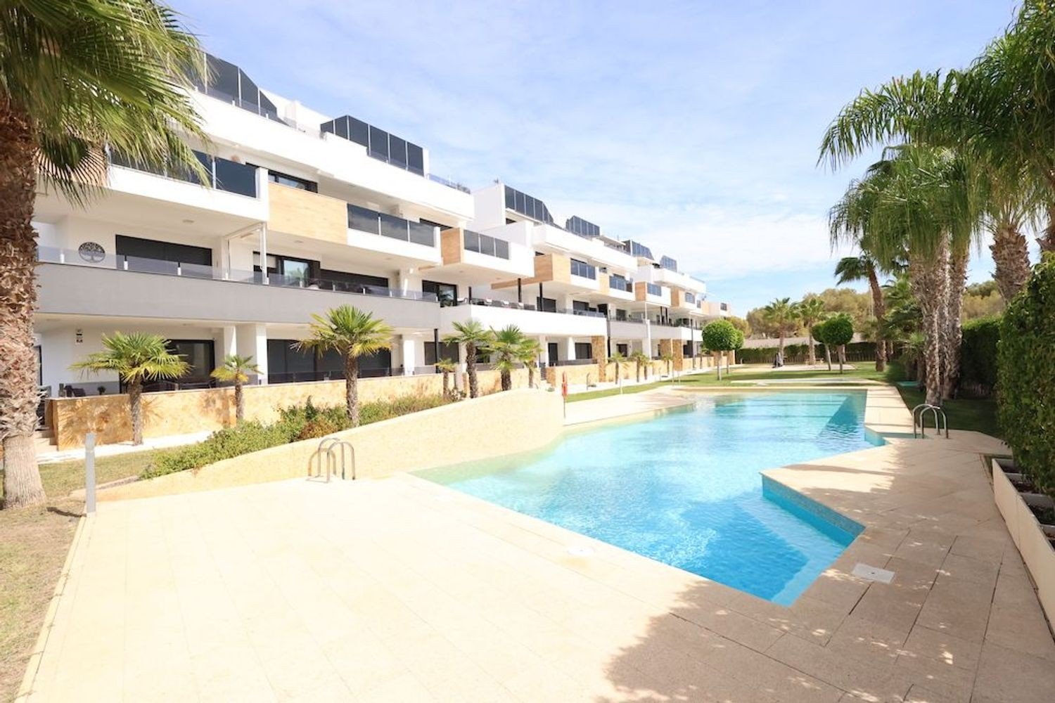 Südlich ausgerichtete Wohnung mit Blick auf Garten und Pool Diese bezugsfertige Zwei-Schlafzimmer-Wohnung im zweiten Stock vereint Sonne, Komfort und
