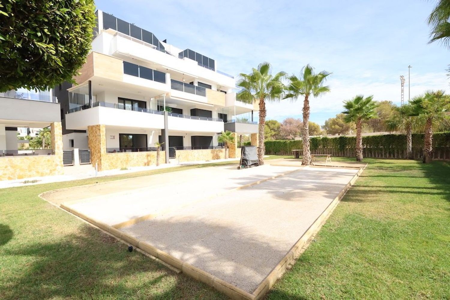 Südlich ausgerichtete Wohnung mit Blick auf Garten und Pool Diese bezugsfertige Zwei-Schlafzimmer-Wohnung im zweiten Stock vereint Sonne, Komfort und