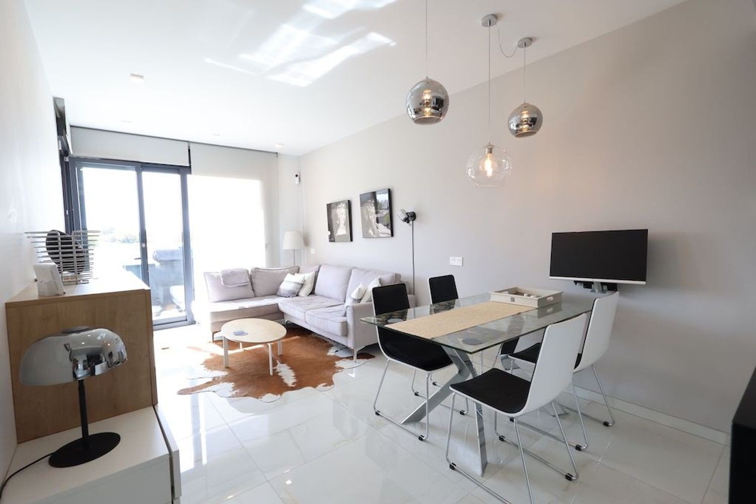Südlich ausgerichtete Wohnung mit Blick auf Garten und Pool Diese bezugsfertige Zwei-Schlafzimmer-Wohnung im zweiten Stock vereint Sonne, Komfort und