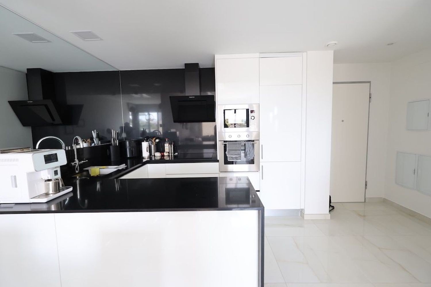 Südlich ausgerichtete Wohnung mit Blick auf Garten und Pool Diese bezugsfertige Zwei-Schlafzimmer-Wohnung im zweiten Stock vereint Sonne, Komfort und