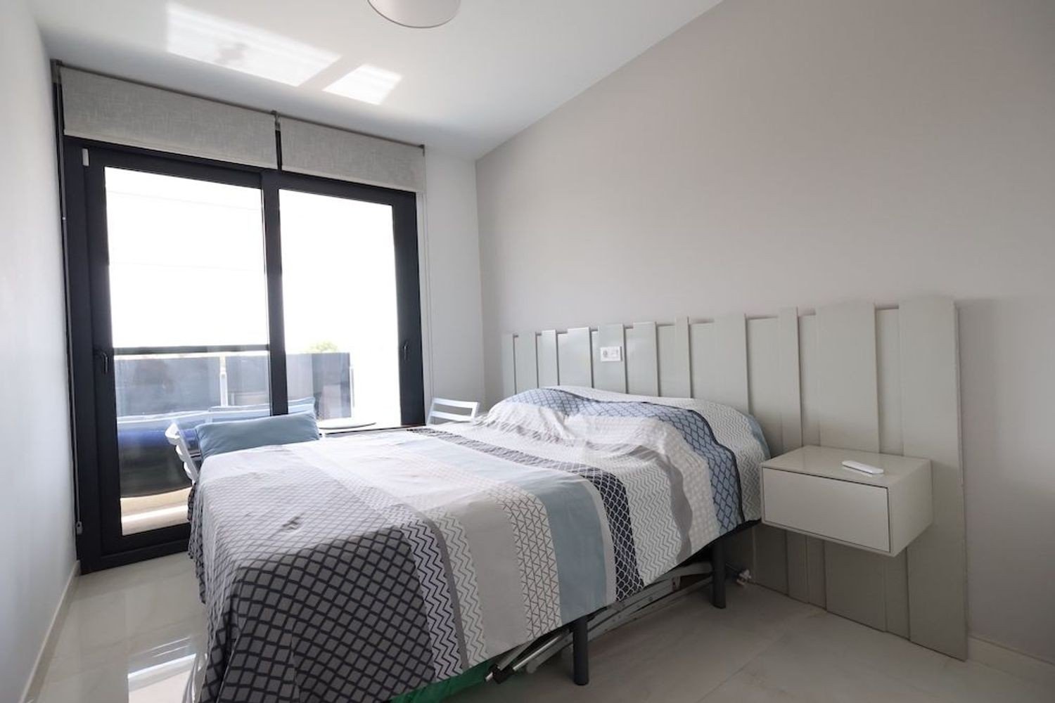 Südlich ausgerichtete Wohnung mit Blick auf Garten und Pool Diese bezugsfertige Zwei-Schlafzimmer-Wohnung im zweiten Stock vereint Sonne, Komfort und