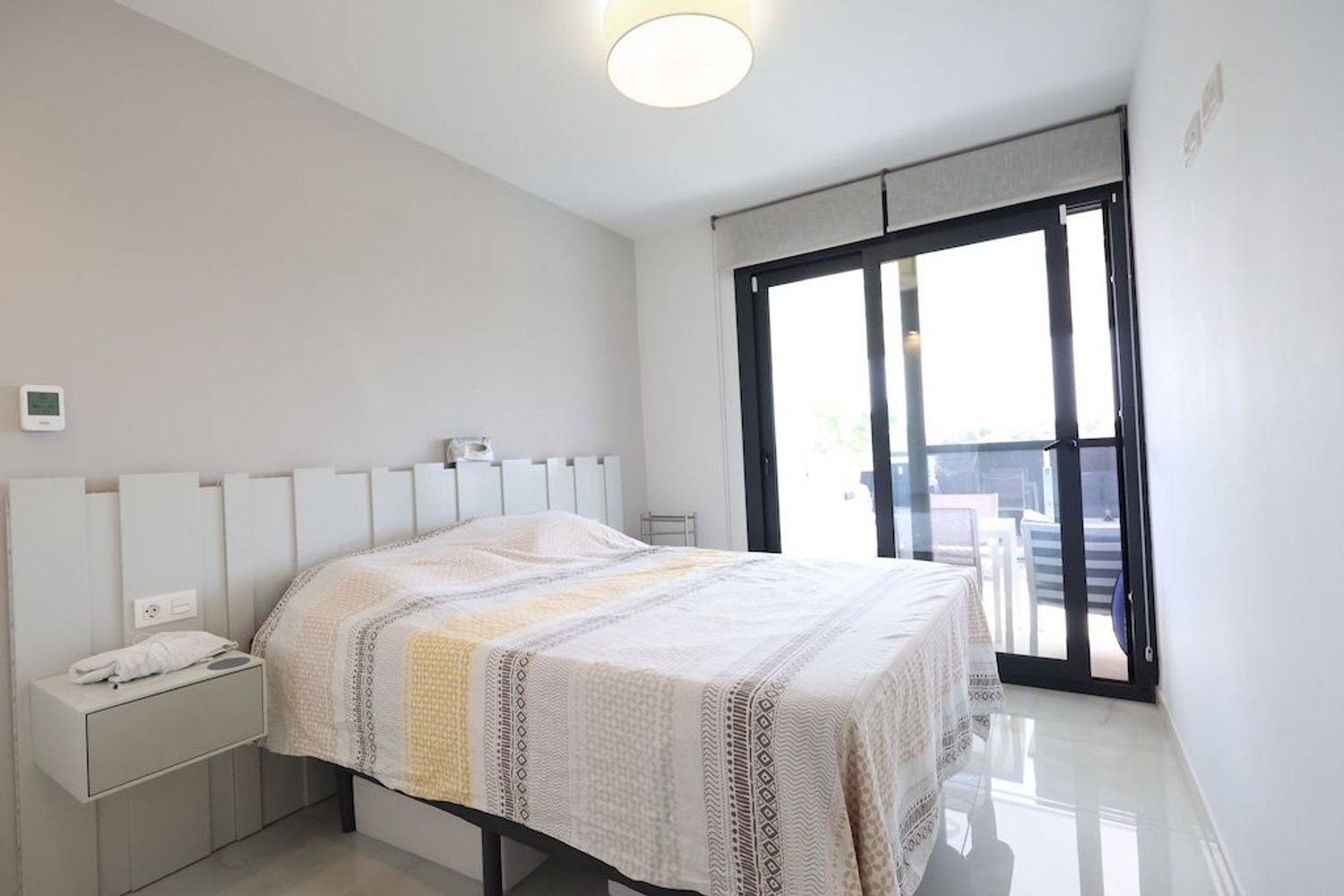 Südlich ausgerichtete Wohnung mit Blick auf Garten und Pool Diese bezugsfertige Zwei-Schlafzimmer-Wohnung im zweiten Stock vereint Sonne, Komfort und