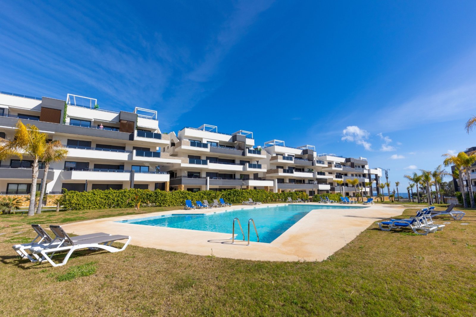 Penthouse apartment located in the prestigious and modern Amanecer Deluxe residential complex, in a quiet area known for its contemporary architectu