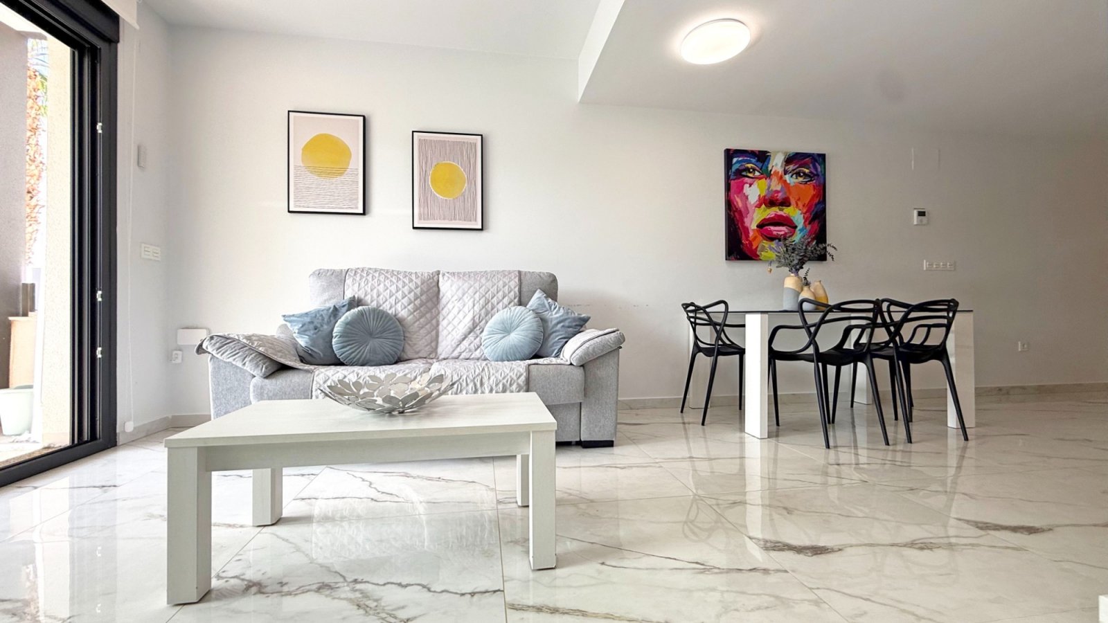 Gelegen in einer sicheren, abgeschlossenen Wohnanlage im Herzen von Los Altos bietet diese stilvolle Wohnung im ersten Stock eine perfekte Kombinatio