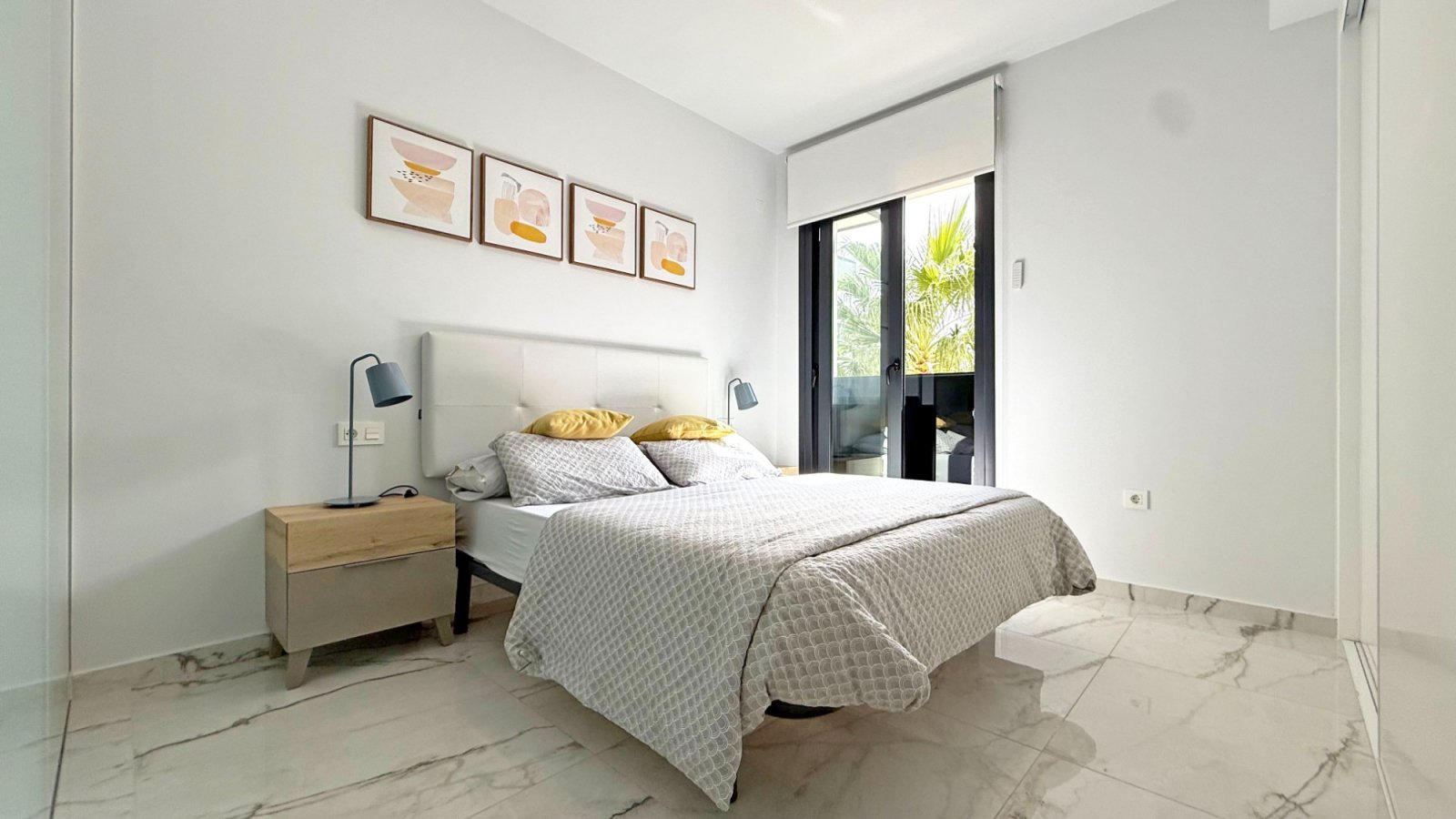 Gelegen in einer sicheren, abgeschlossenen Wohnanlage im Herzen von Los Altos bietet diese stilvolle Wohnung im ersten Stock eine perfekte Kombinatio