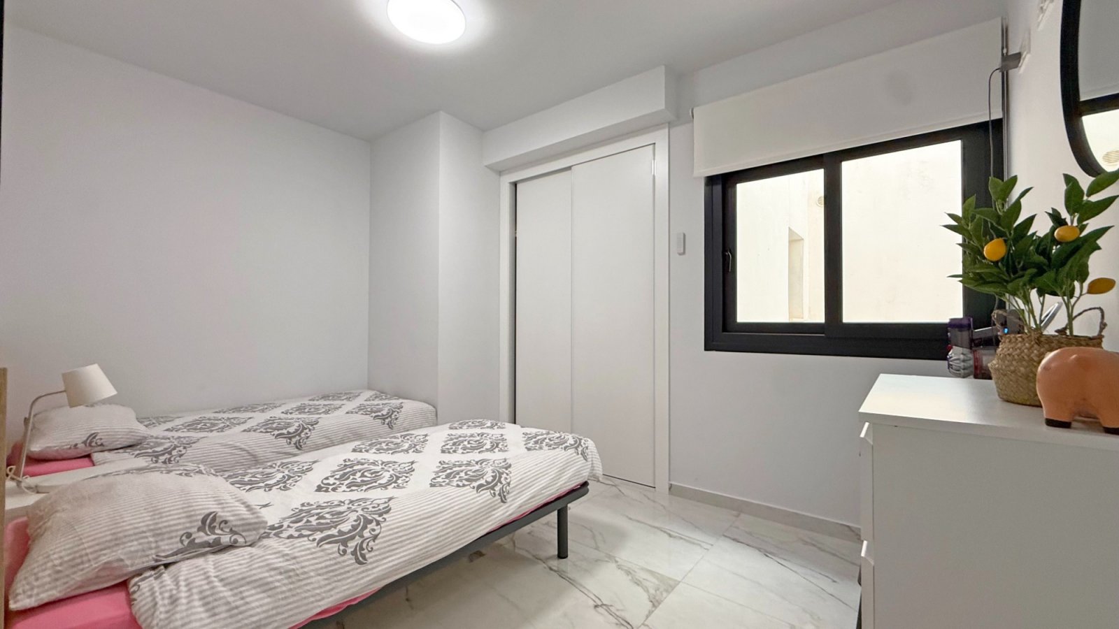 Gelegen in einer sicheren, abgeschlossenen Wohnanlage im Herzen von Los Altos bietet diese stilvolle Wohnung im ersten Stock eine perfekte Kombinatio