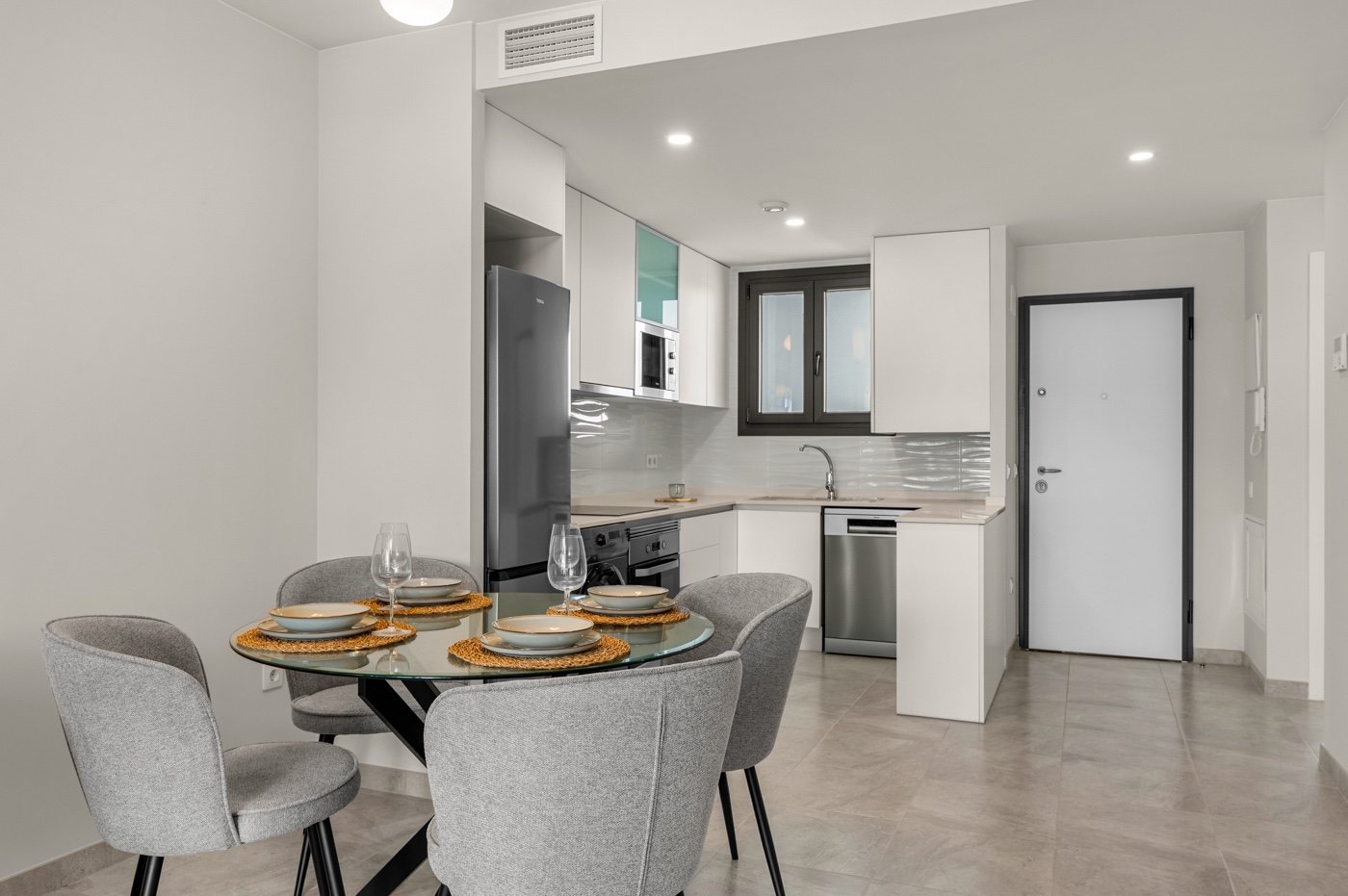 Exklusive, 2023 erbaute Wohnung im zweiten Stock der renommierten Wohnanlage Aire de TM – die perfekte Wahl für alle, die Komfort, Design und hohe Le