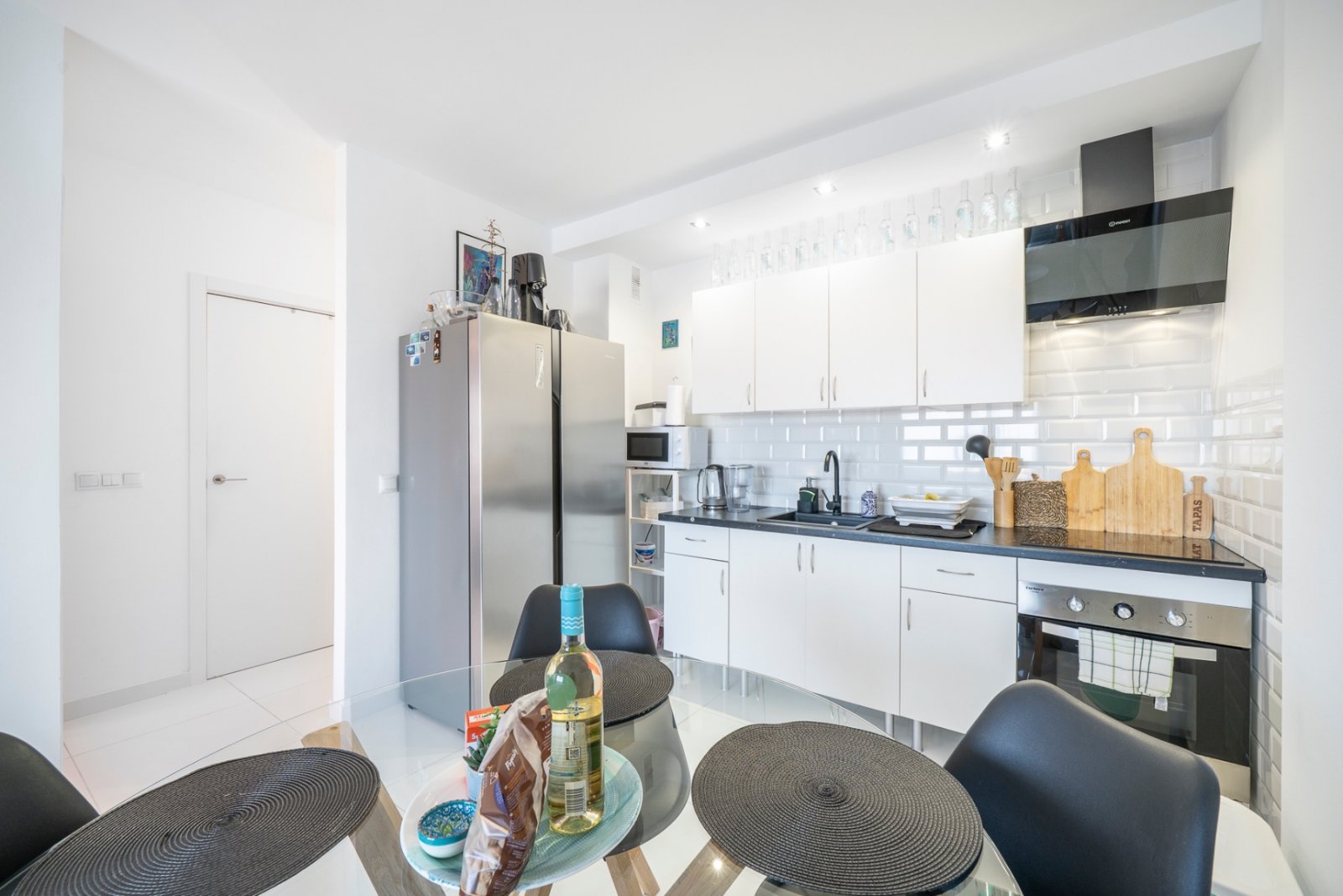 9 m² große Wohnung im zweiten Stock mit Nordost-Ausrichtung, bestehend aus einem Wohn-Esszimmer mit offener, voll ausgestatteter Küche, einem Schlafz