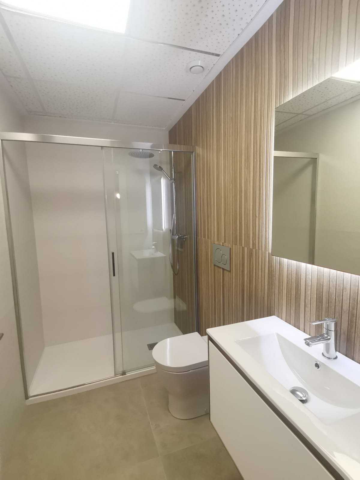In der charmanten Stadt Torrevieja gelegen, bietet dieses exklusive Immobilienangebot eine Auswahl an Apartments und Erdgeschossen, ideal für diejeni