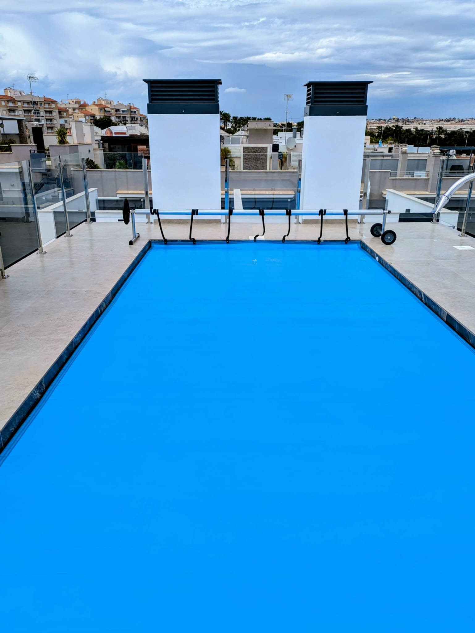 In der charmanten Stadt Torrevieja gelegen, bietet dieses exklusive Immobilienangebot eine Auswahl an Apartments und Erdgeschossen, ideal für diejeni
