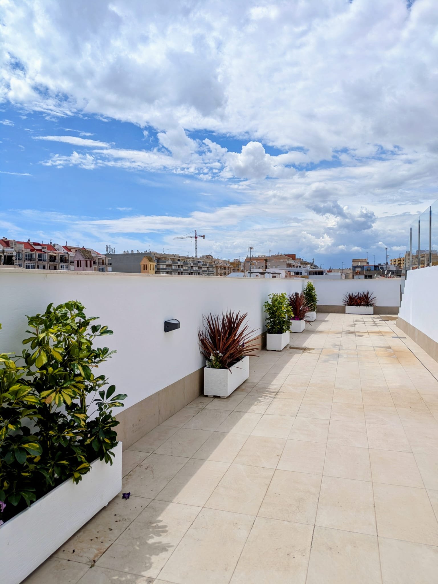 In der charmanten Stadt Torrevieja gelegen, bietet dieses exklusive Immobilienangebot eine Auswahl an Apartments und Erdgeschossen, ideal für diejeni