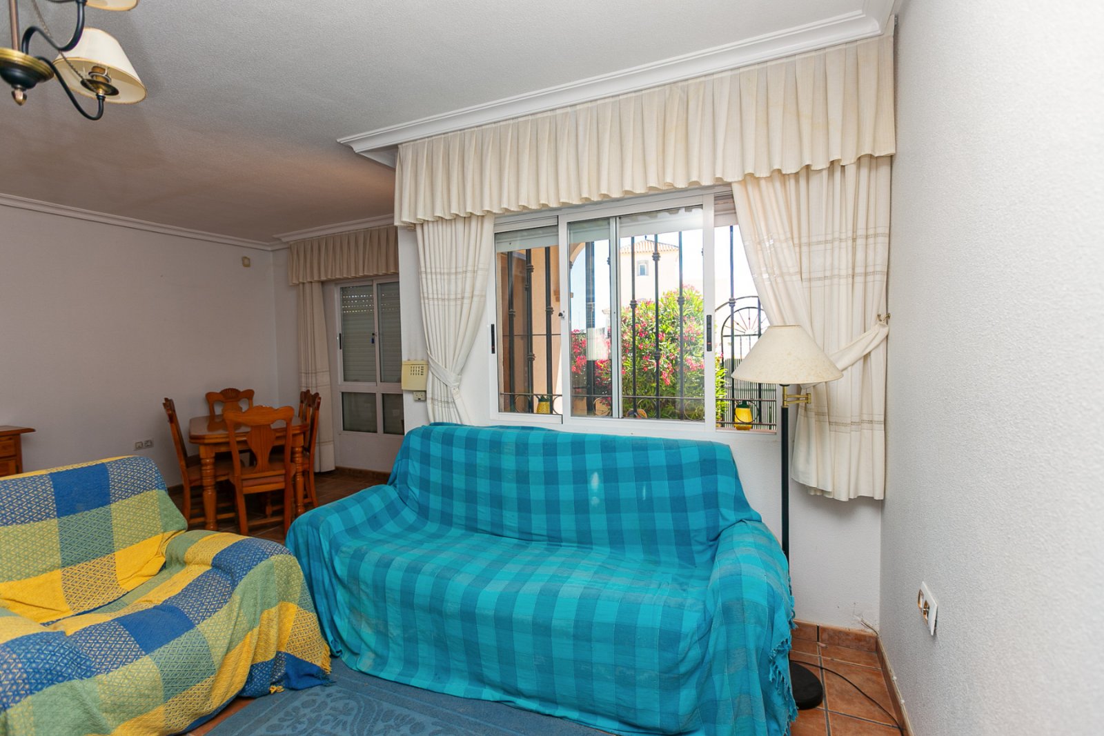 Zum Verkauf steht ein charmantes Reihenhaus in La Zenia innerhalb einer exklusiven geschlossenen Wohnanlage mit Gemeinschaftspool, bestehend aus nur