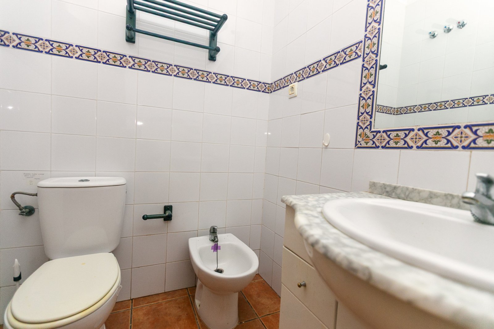 Zum Verkauf steht ein charmantes Reihenhaus in La Zenia innerhalb einer exklusiven geschlossenen Wohnanlage mit Gemeinschaftspool, bestehend aus nur