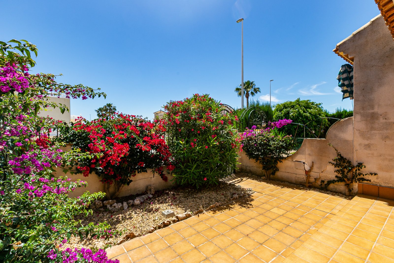 Zum Verkauf steht ein charmantes Reihenhaus in La Zenia innerhalb einer exklusiven geschlossenen Wohnanlage mit Gemeinschaftspool, bestehend aus nur