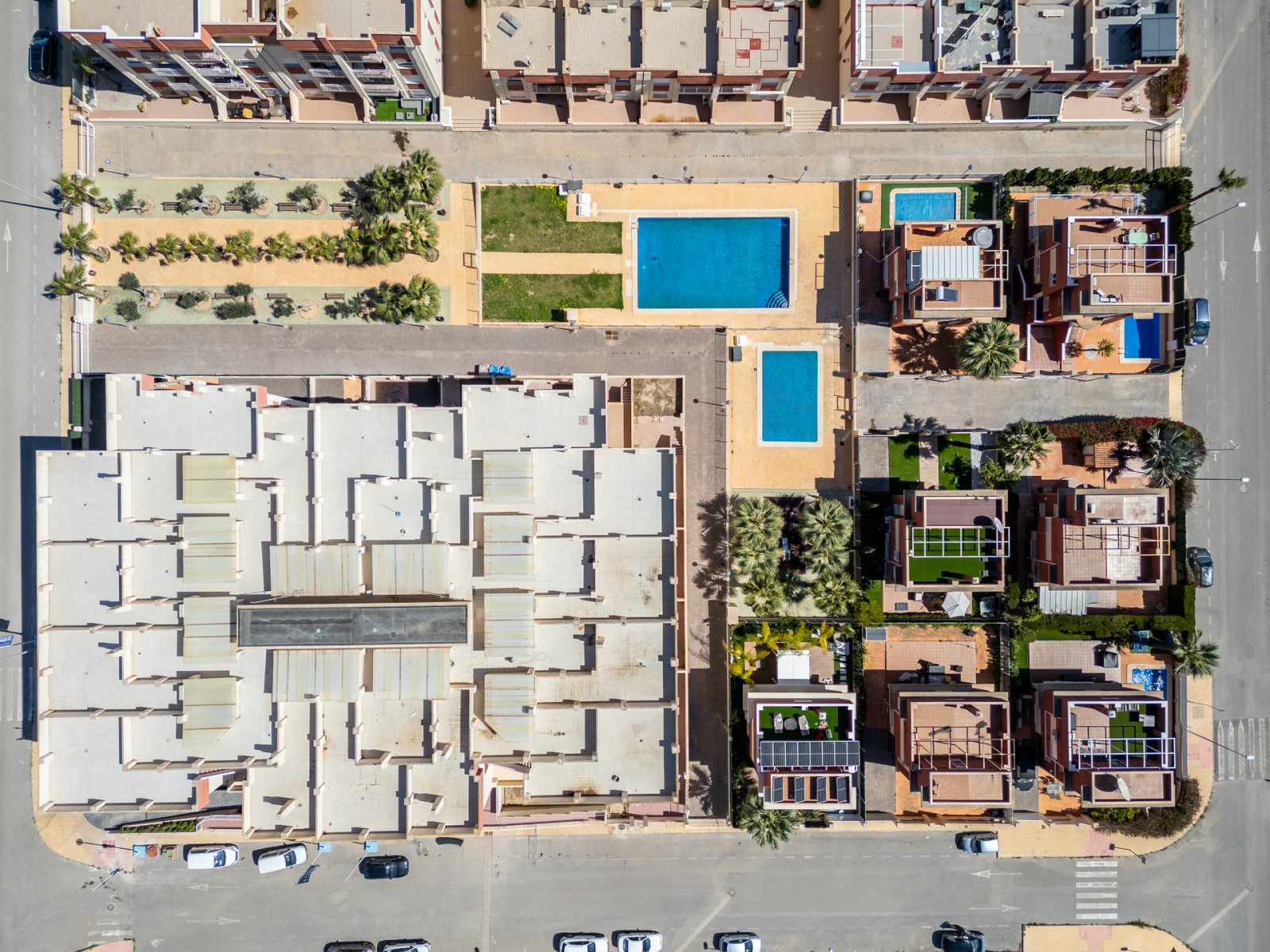In der charmanten Stadt Orihuela gelegen, bietet diese Wohnanlage eine Vielzahl von Wohnoptionen, die unterschiedlichen Bedürfnissen und Lebensstilen