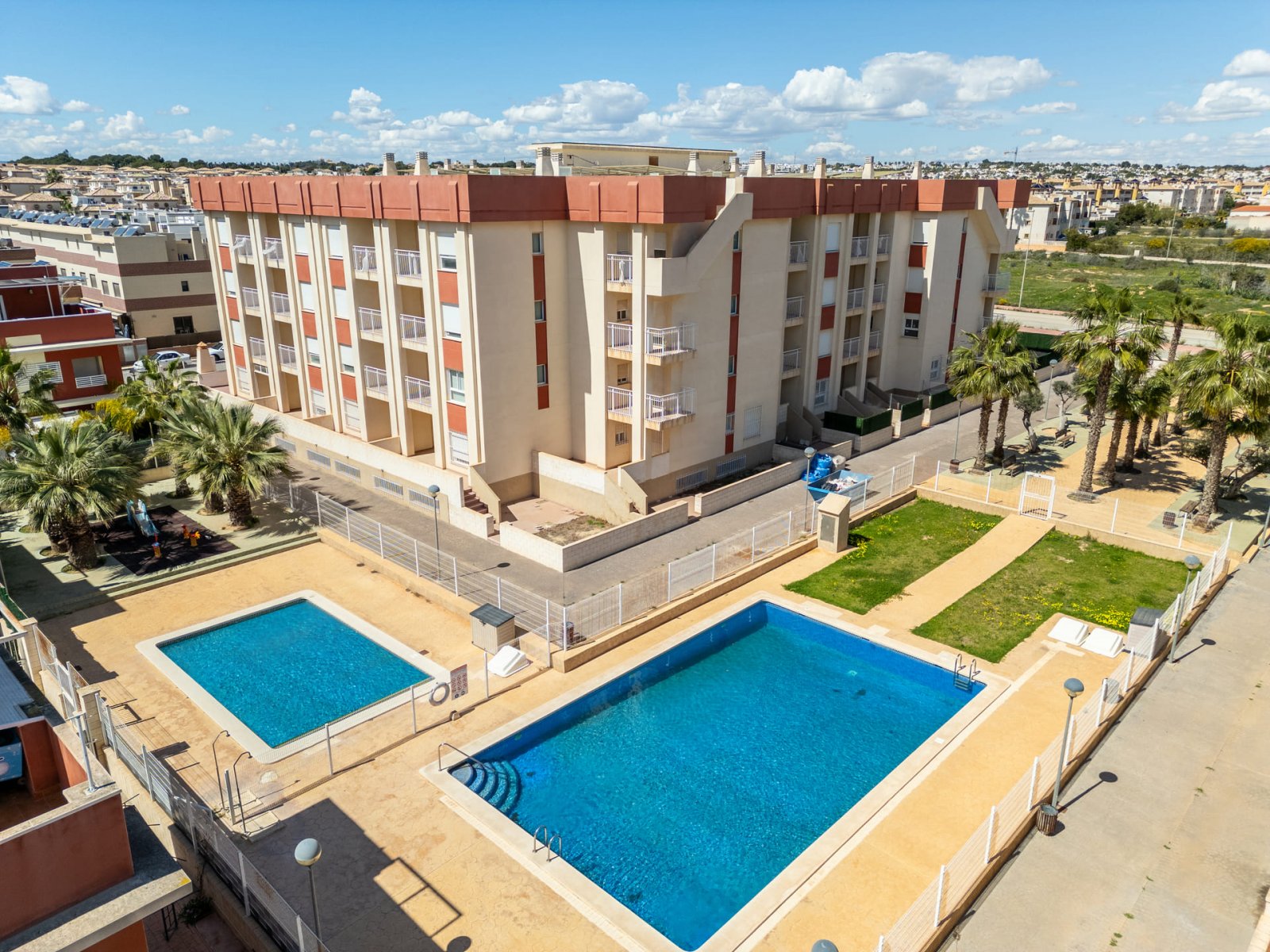  In der charmanten Stadt Orihuela gelegen, bietet diese Wohnanlage eine Vielzahl von Wohnoptionen, die unterschiedlichen Bedürfnissen und Lebensstilen