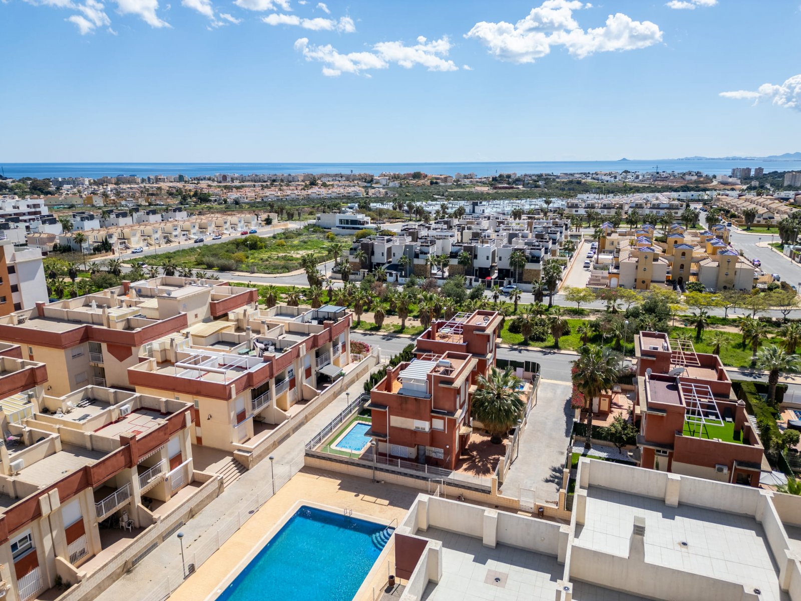  In der charmanten Stadt Orihuela gelegen, bietet diese Wohnanlage eine Vielzahl von Wohnoptionen, die unterschiedlichen Bedürfnissen und Lebensstilen