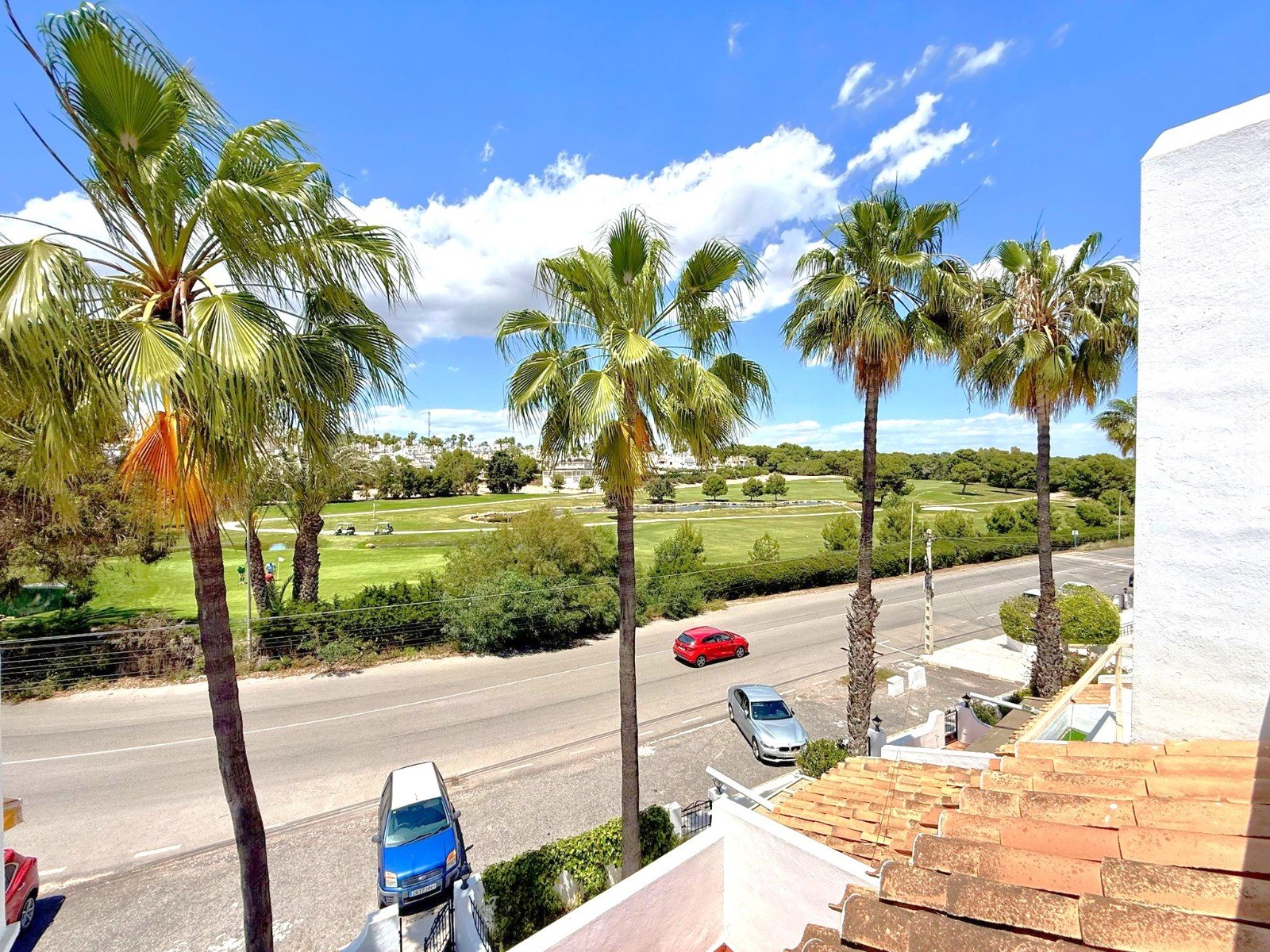 Nicely modernized 3 bed 3 bath townhouse with a large living-dining room, a separate kitchen with access to the private garden in a south facing pos
