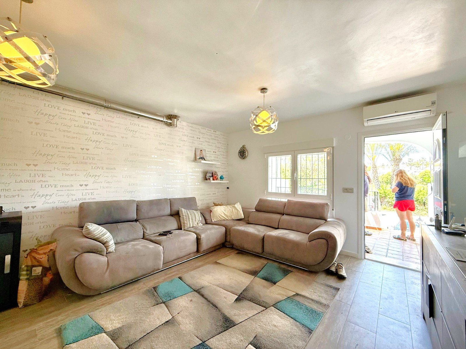 Nicely modernized 3 bed 3 bath townhouse with a large living-dining room, a separate kitchen with access to the private garden in a south facing pos