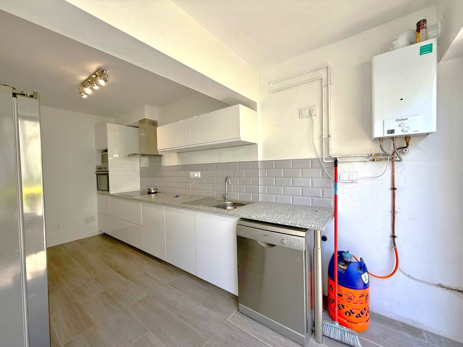 Nicely modernized 3 bed 3 bath townhouse with a large living-dining room, a separate kitchen with access to the private garden in a south facing pos