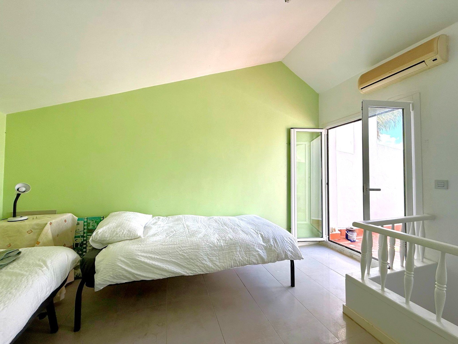 Nicely modernized 3 bed 3 bath townhouse with a large living-dining room, a separate kitchen with access to the private garden in a south facing pos