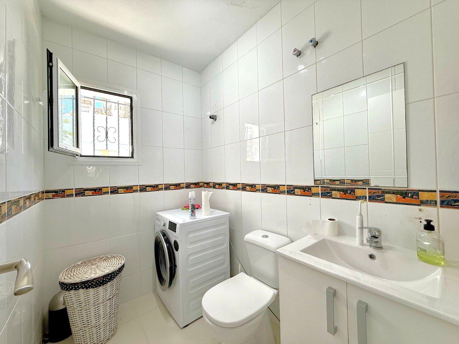 Nicely modernized 3 bed 3 bath townhouse with a large living-dining room, a separate kitchen with access to the private garden in a south facing pos