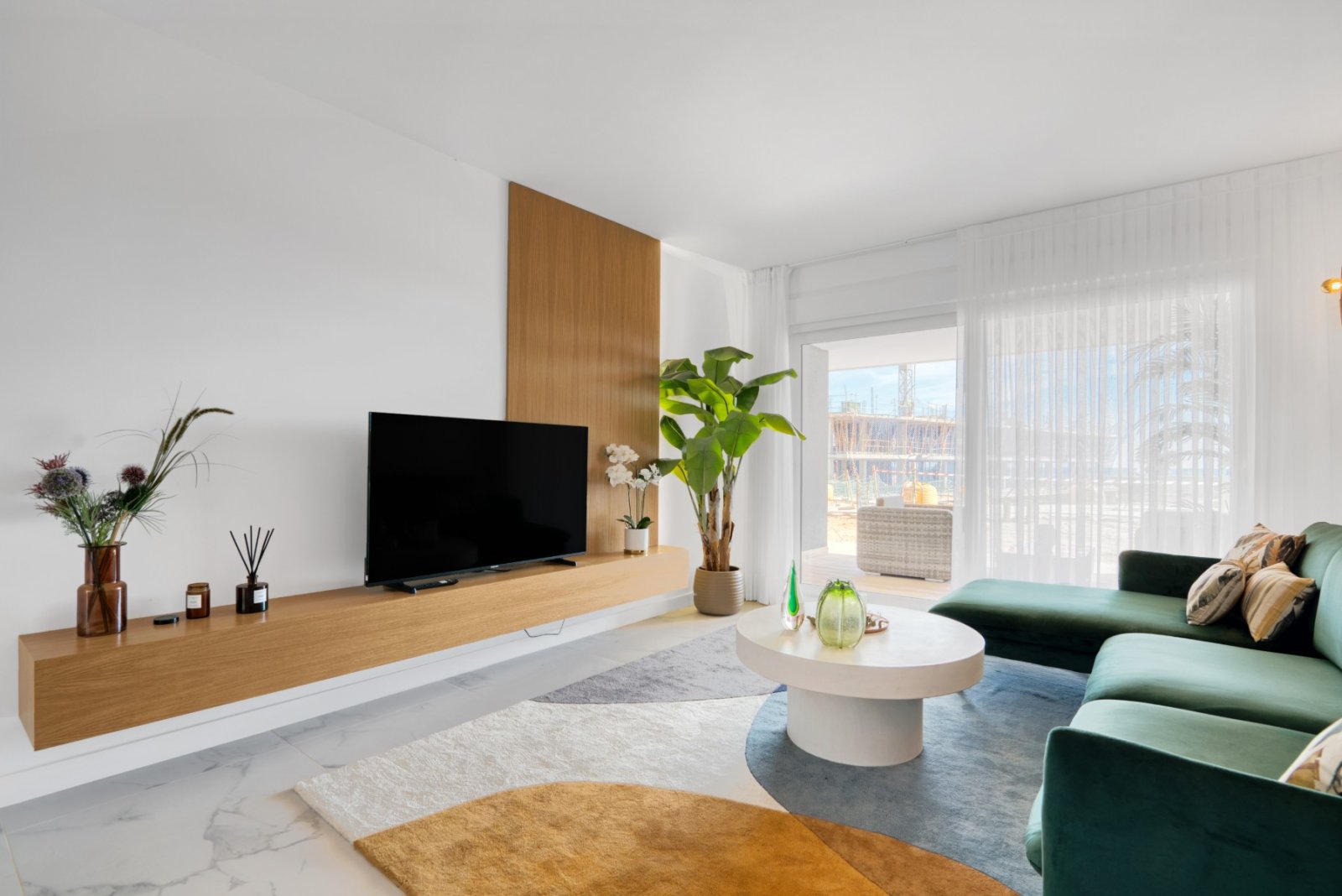 Experience luxury living with exclusive views of the sea and beach in Punta Prima, Torrevieja. This development offers 2- and 3-bedroom apartments,