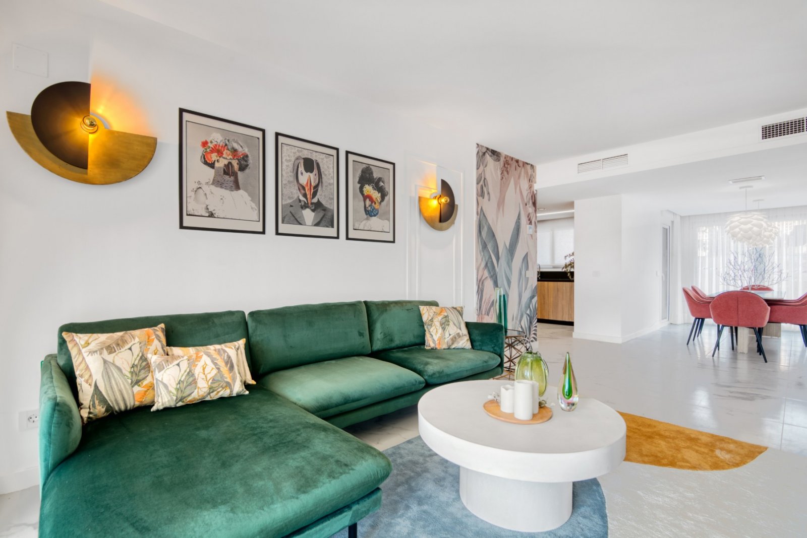 Experience luxury living with exclusive views of the sea and beach in Punta Prima, Torrevieja. This development offers 2- and 3-bedroom apartments,