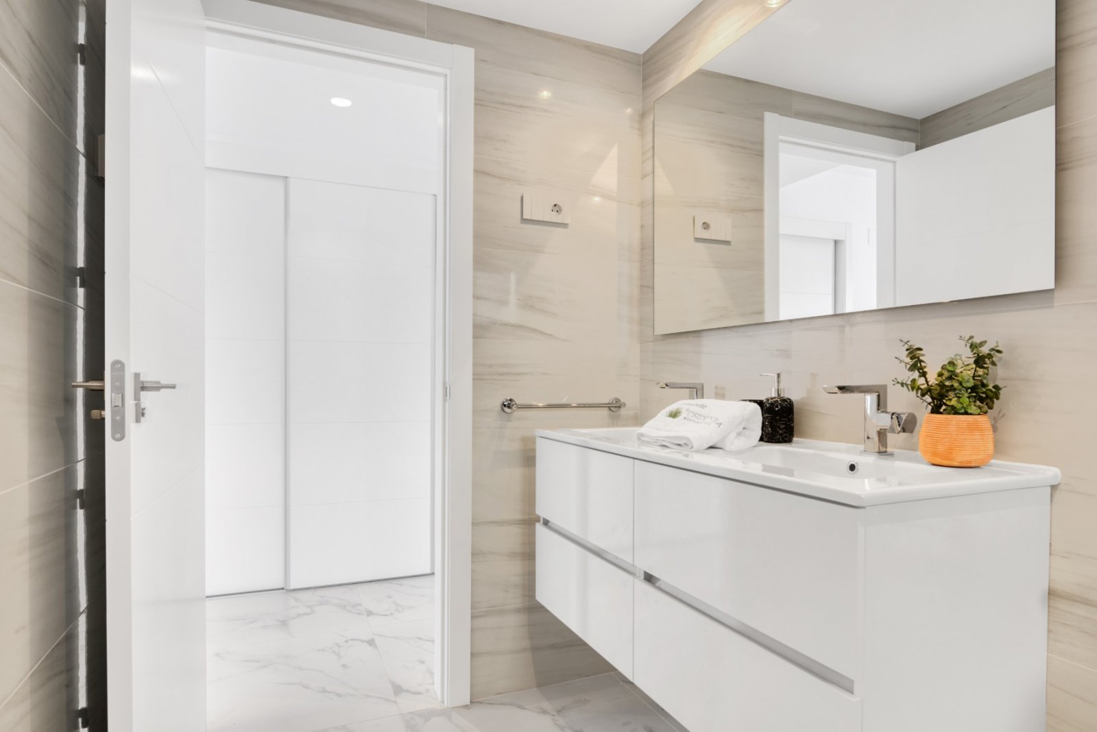 Experience luxury living with exclusive views of the sea and beach in Punta Prima, Torrevieja. This development offers 2- and 3-bedroom apartments,