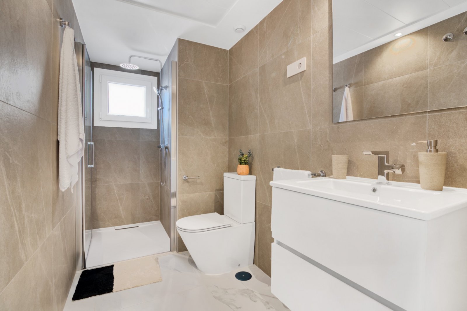 Experience luxury living with exclusive views of the sea and beach in Punta Prima, Torrevieja. This development offers 2- and 3-bedroom apartments,